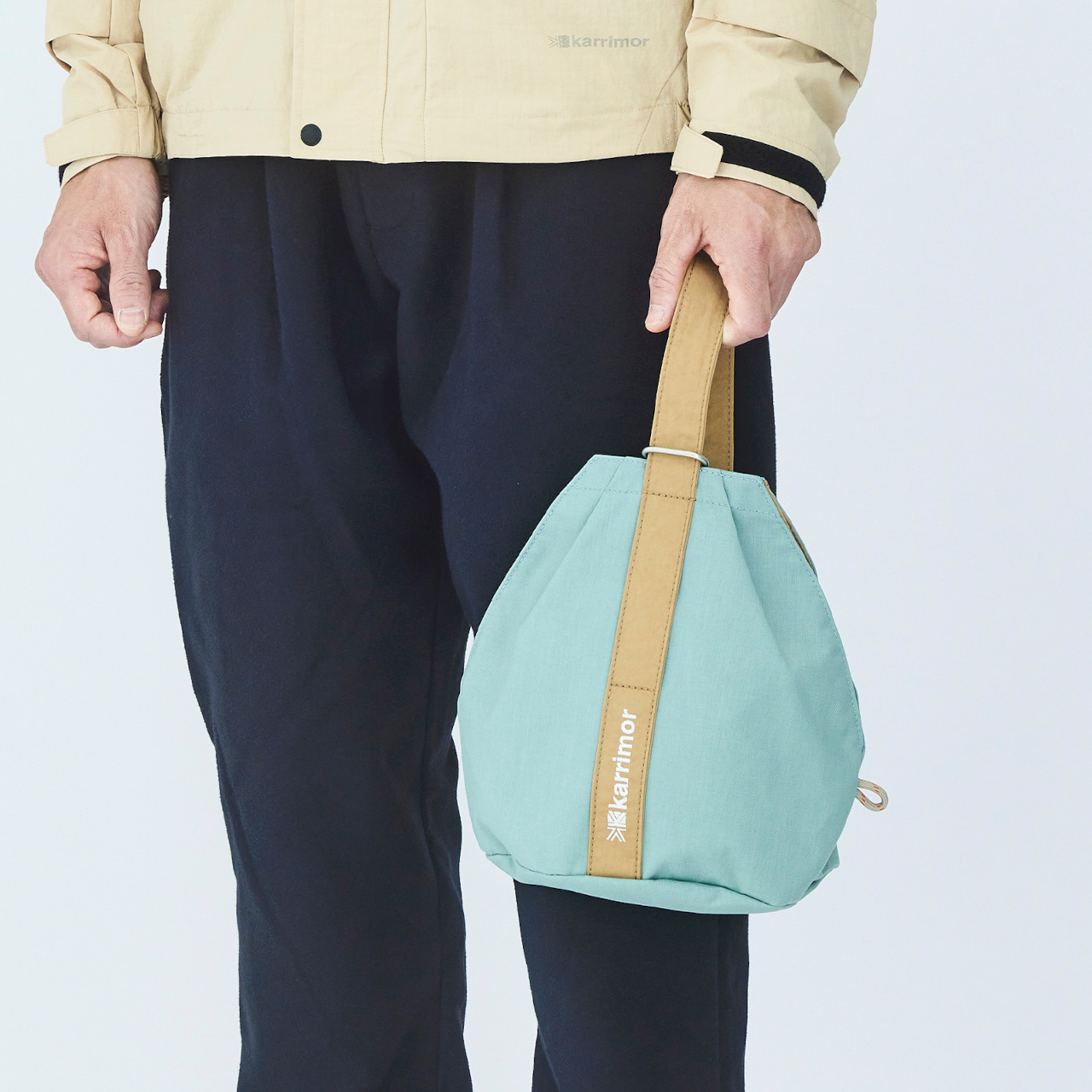 ベルトは長さが調節可能で、ワンショルダーと斜め掛けができる