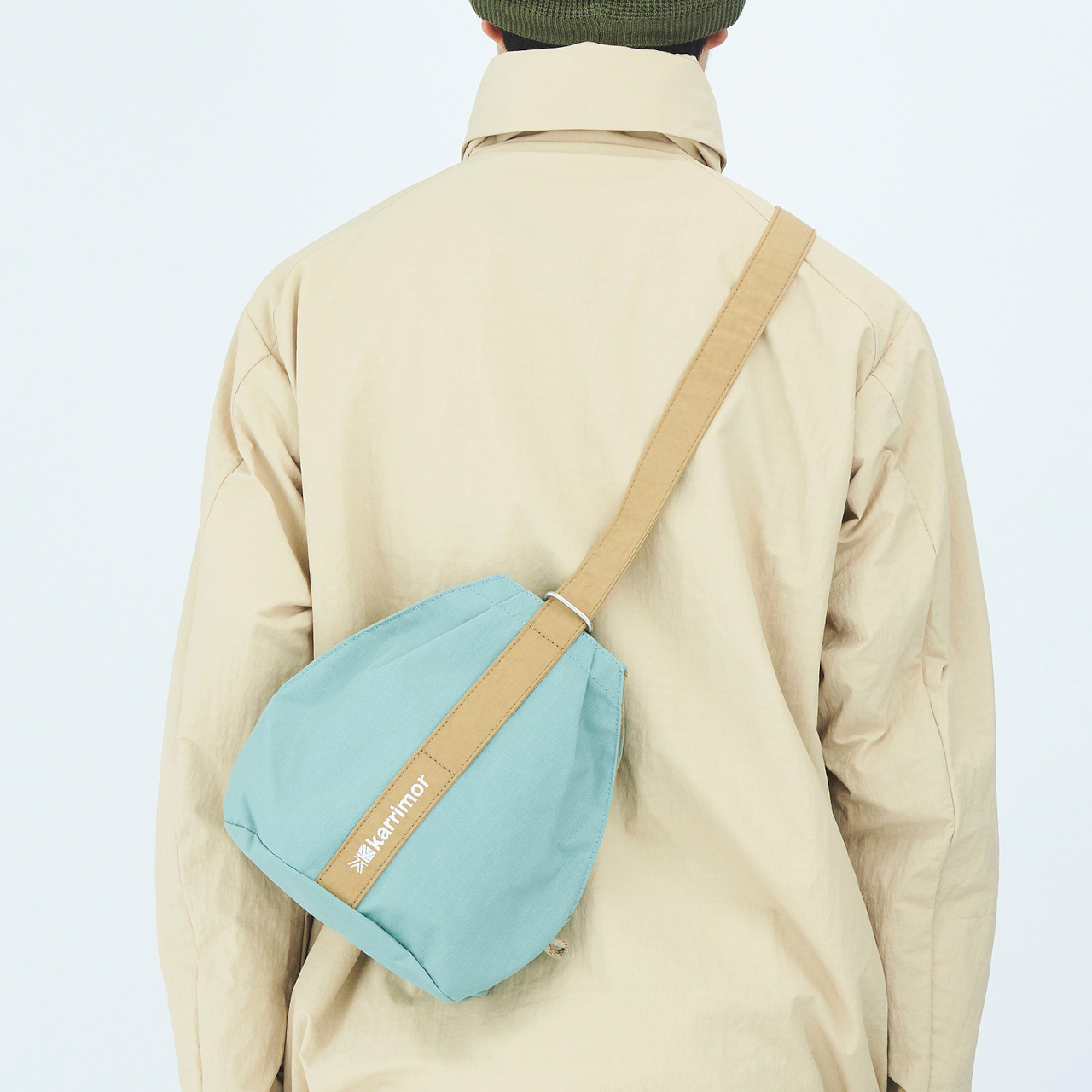 ベルトは長さが調節可能で、ワンショルダーと斜め掛けができる