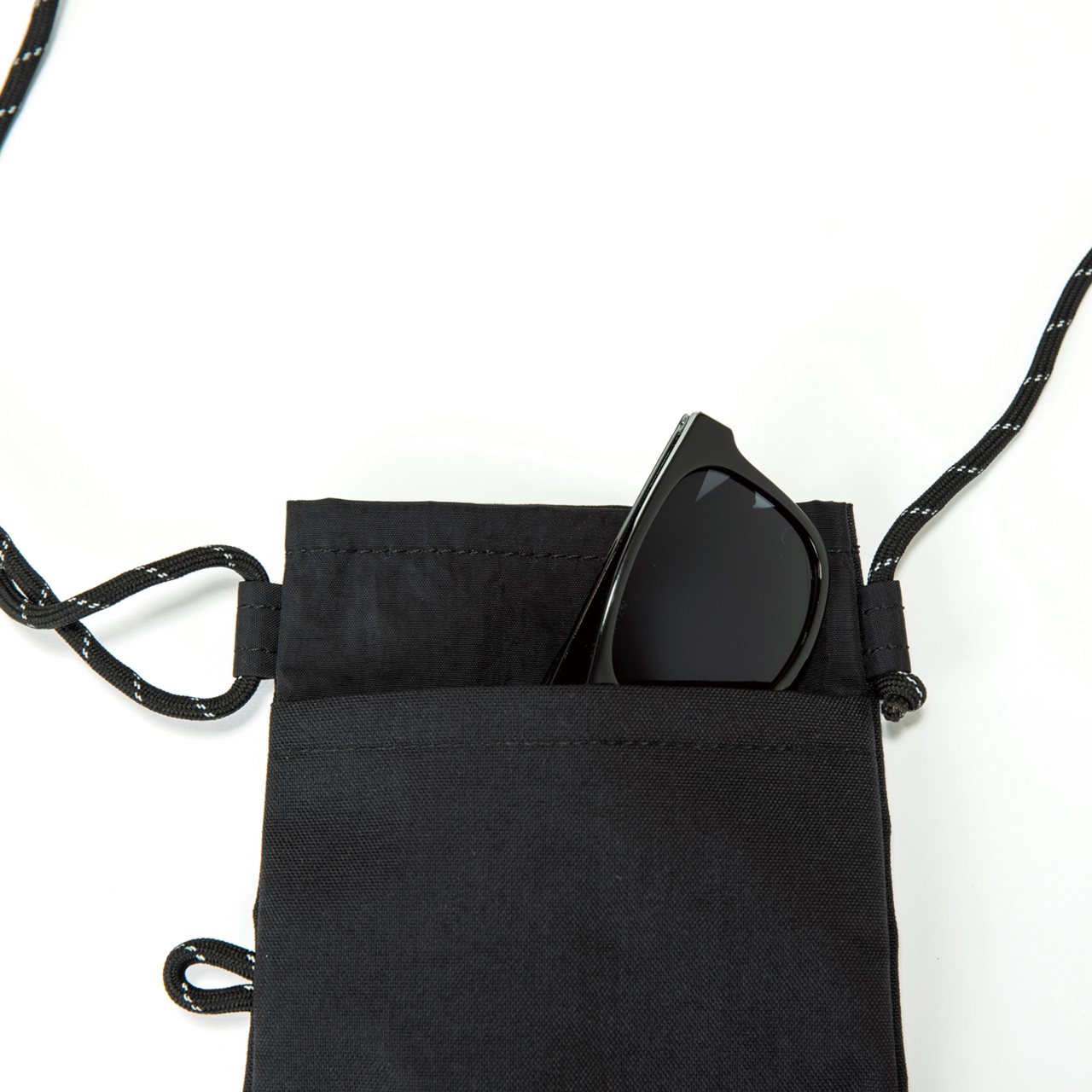 背面にはサブポケットが備わる