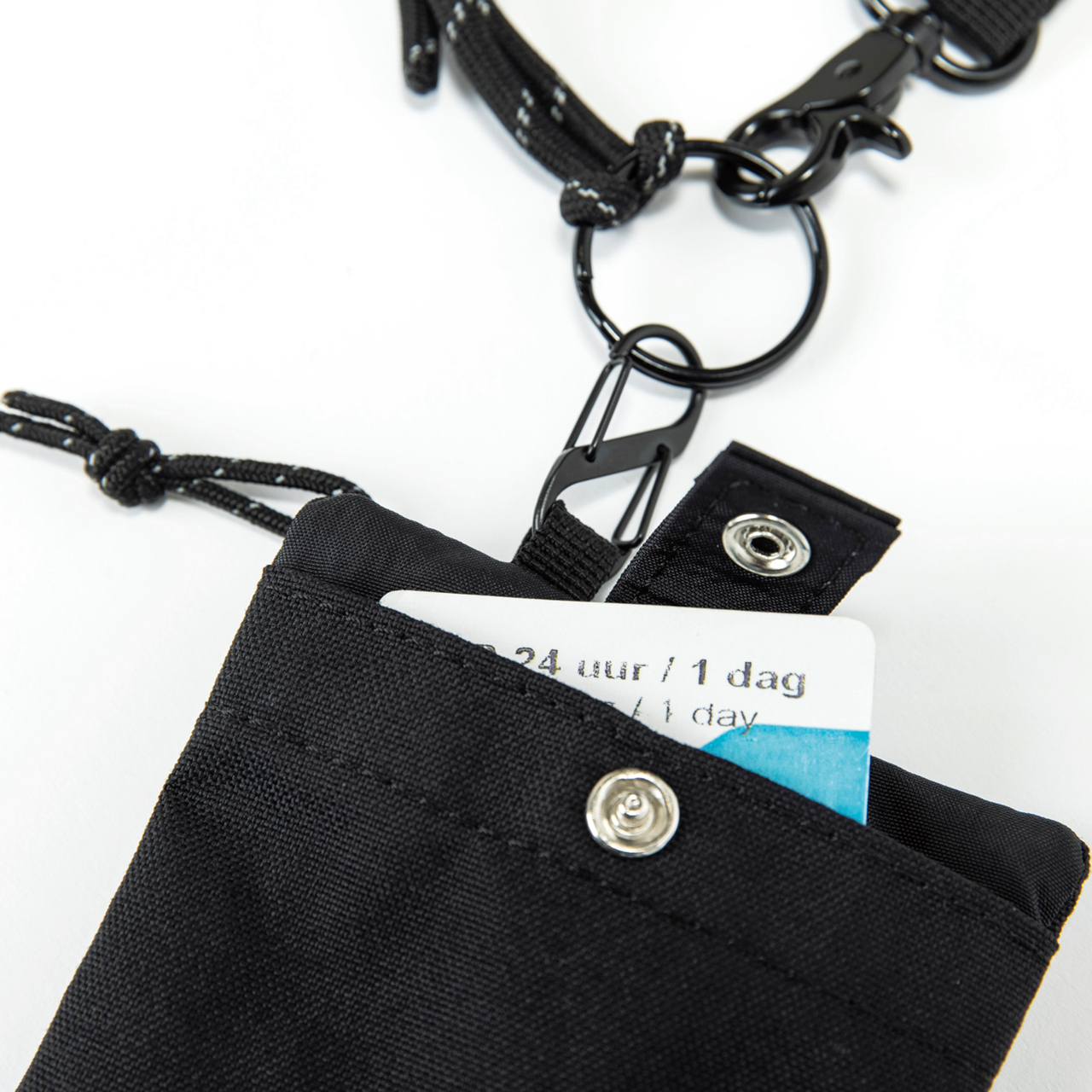 背面にカードホルダー付き