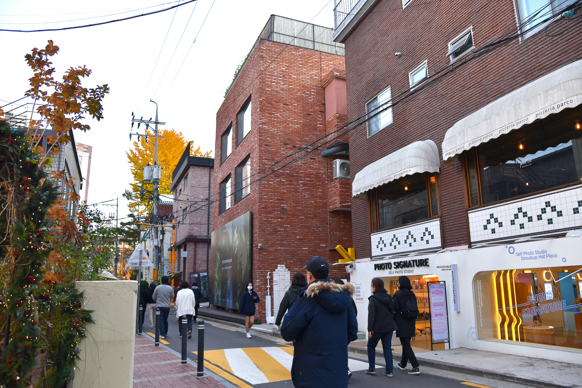 周辺に広がる「カフェ通り」には、パスタ、ベーカリー、カフェが立ち並びます