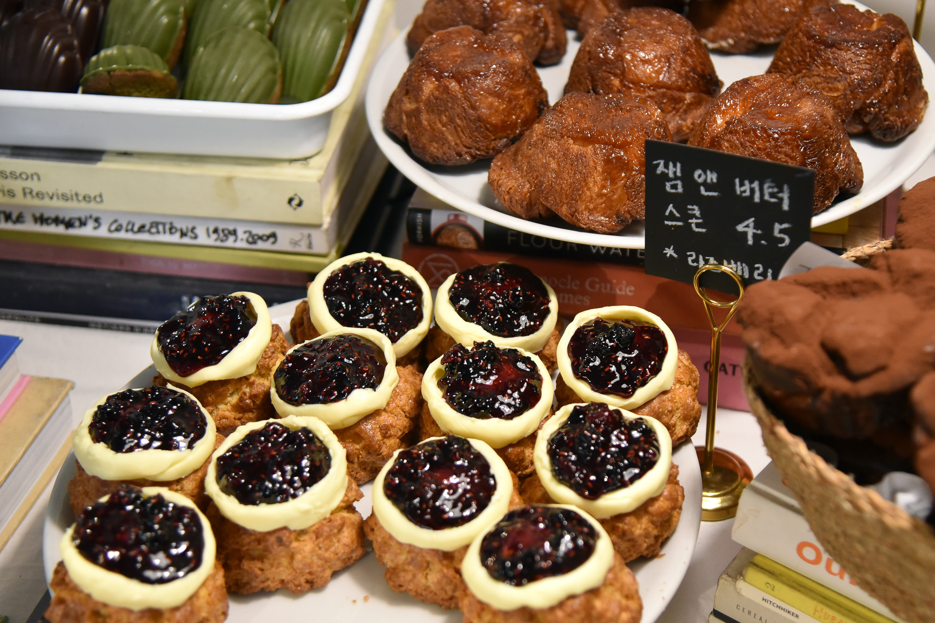 「ジャム＆バタースコーン」や「クイニーアマン」に「プレーンスコーン」や「カボチャのタルト」まで勢揃い