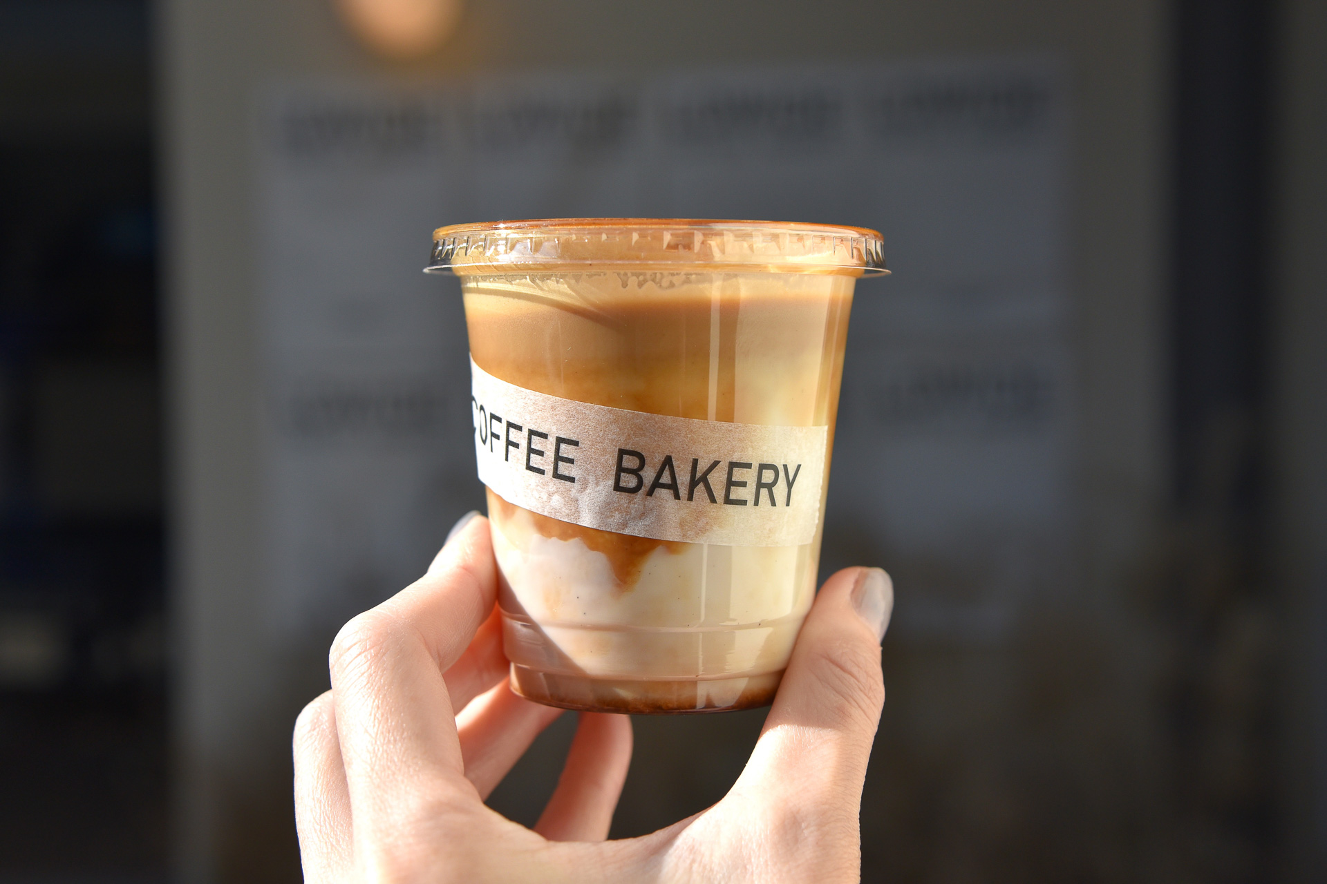 持ち帰り仕様の「ローワイドラテ」。ちんまりとして愛らしいフォルム＆量もちょうどよかったです