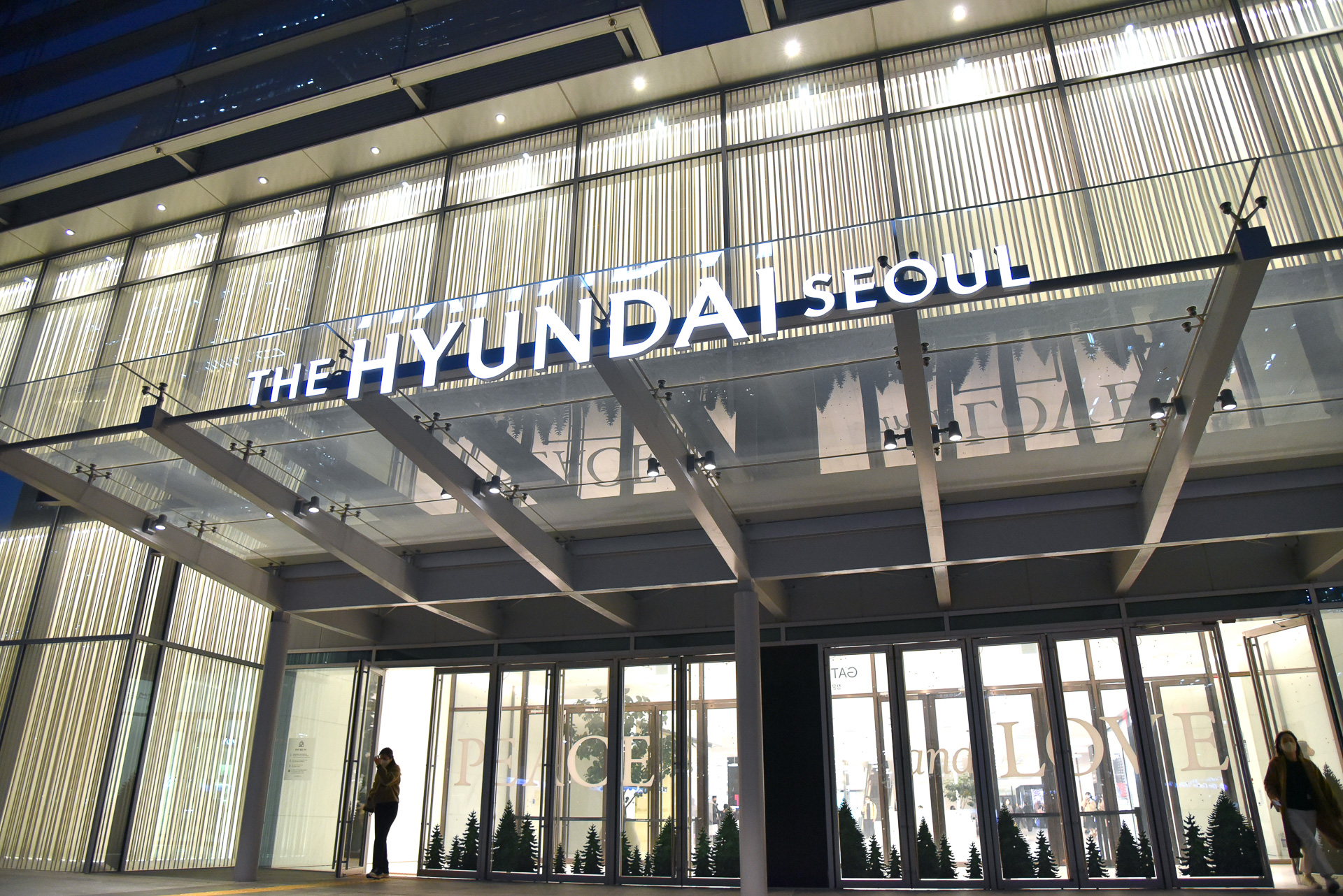 「THE現代ソウル」は2021年に開業したソウル市最大級のデパート。700店舗以上のお店を一気見できます