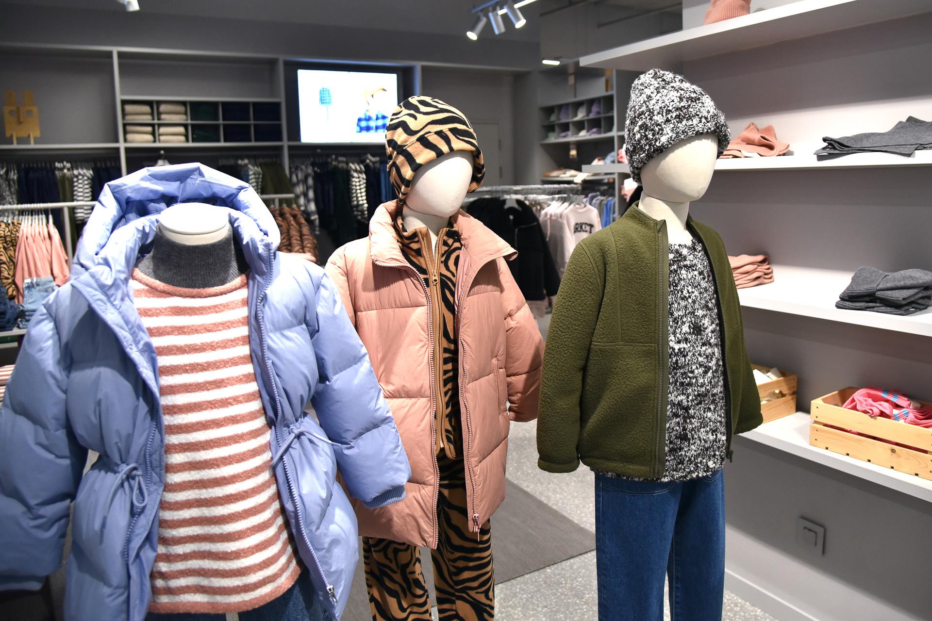 子供服もあるので、ファミリーも多く来店していました