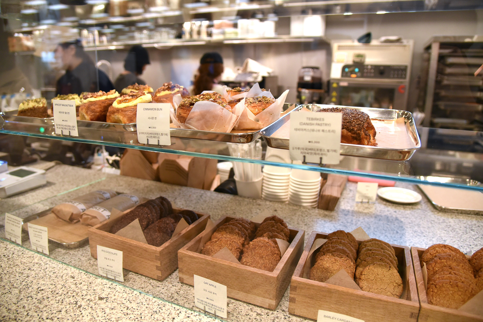 カフェも併設、お買い物の合間にひと休みもできますよ