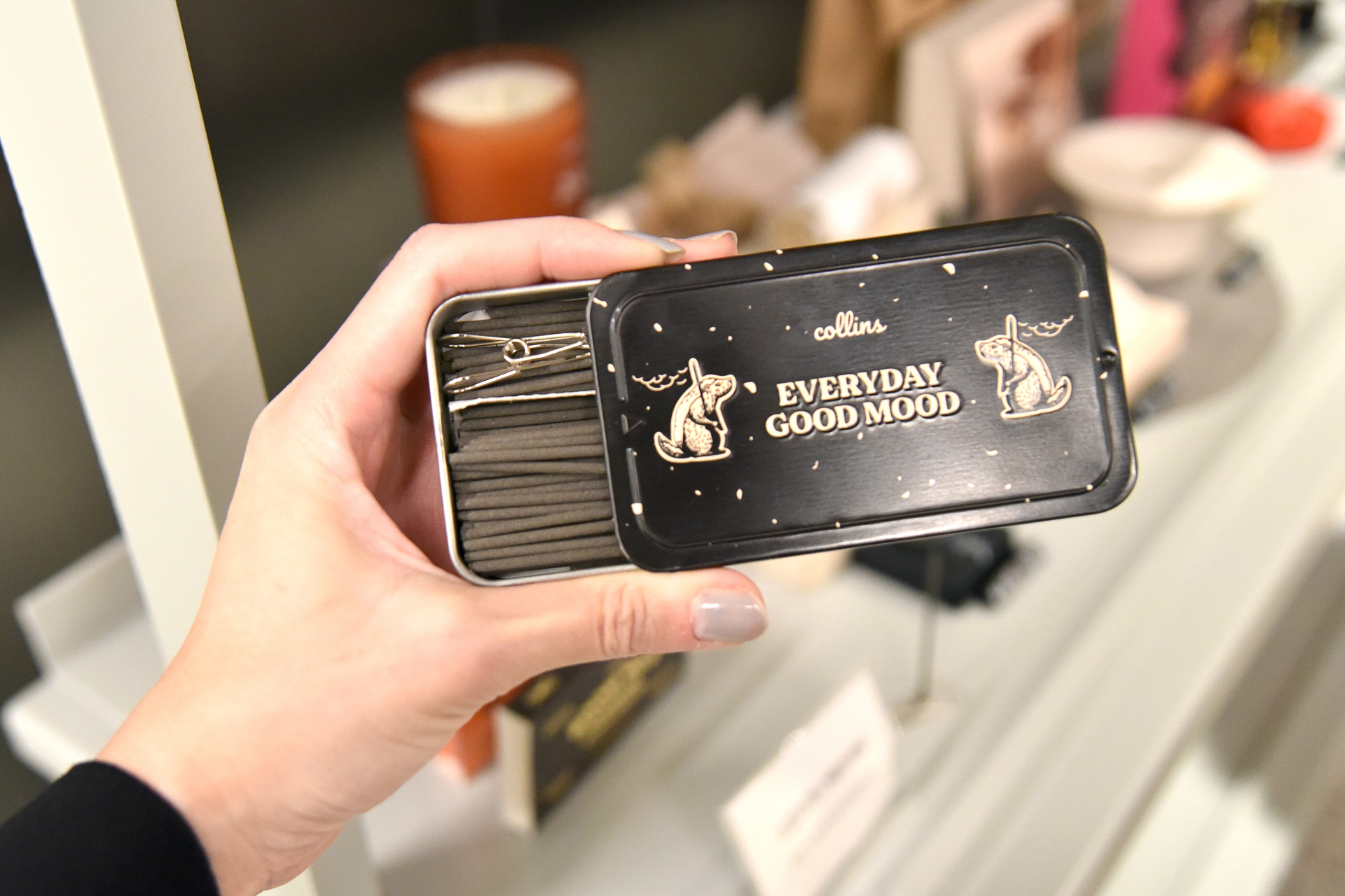 スライド式のケースにはスティックとクリップ入り。ミント缶みたい！