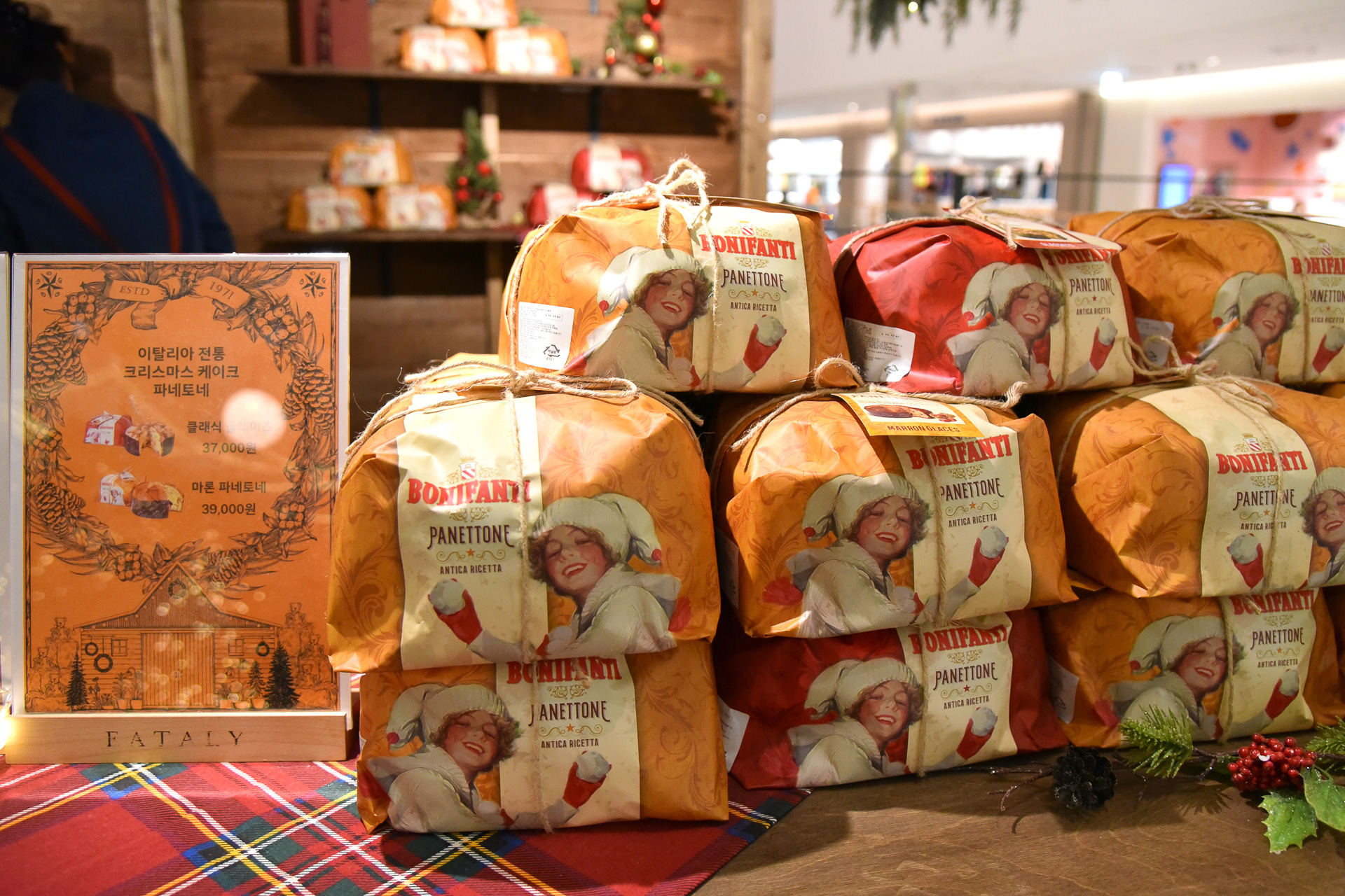 パネトーネなのどのクリスマスのパンやお菓子も購入OK