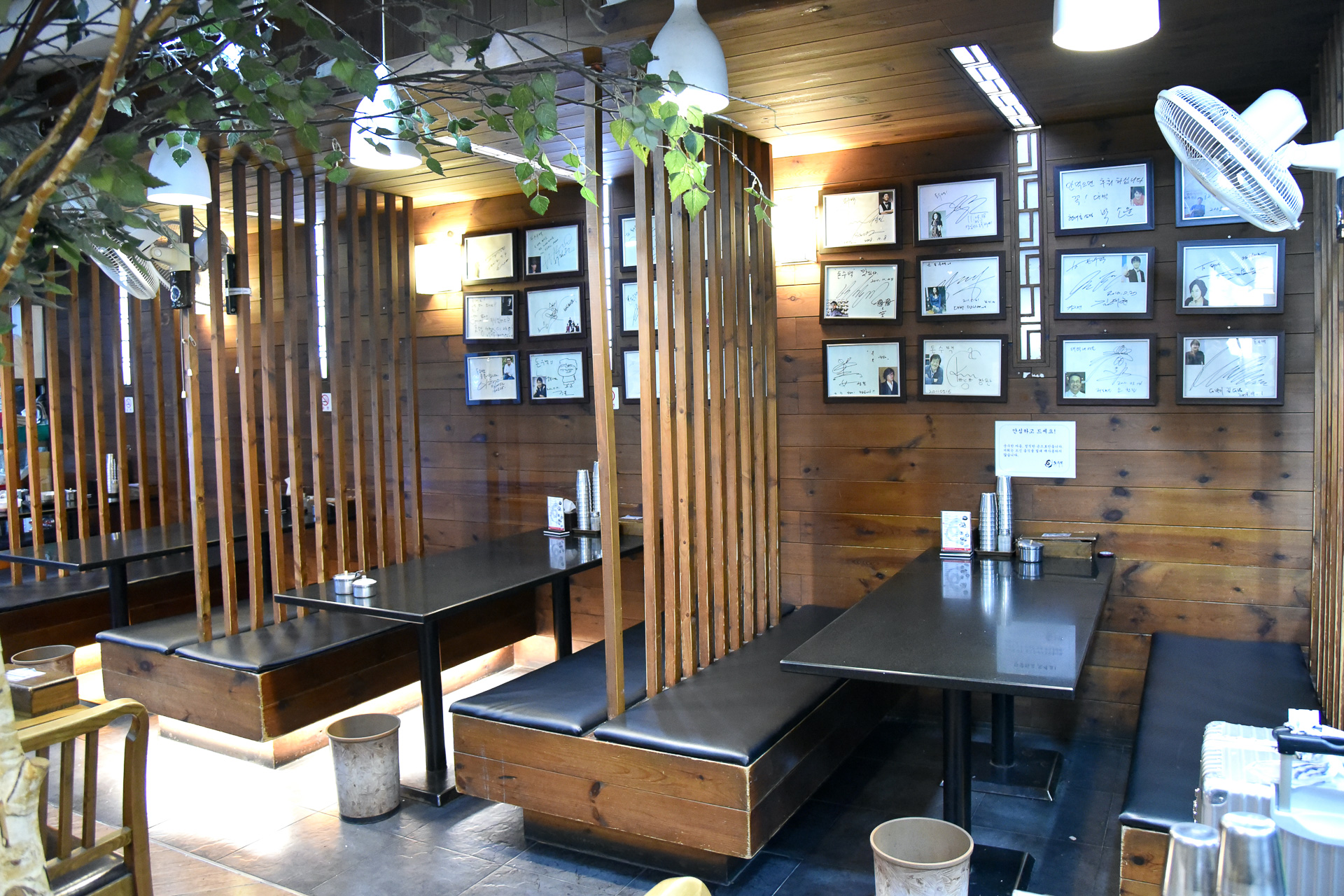 半個室のテーブルもあるので落ち着いて食事ができます