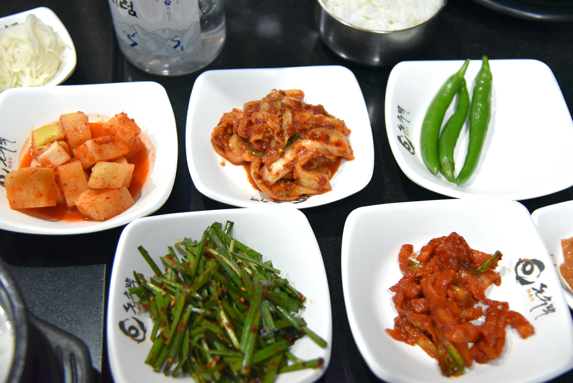 注文後すぐにキムチや副菜が並べられ、朝から食欲をそそります