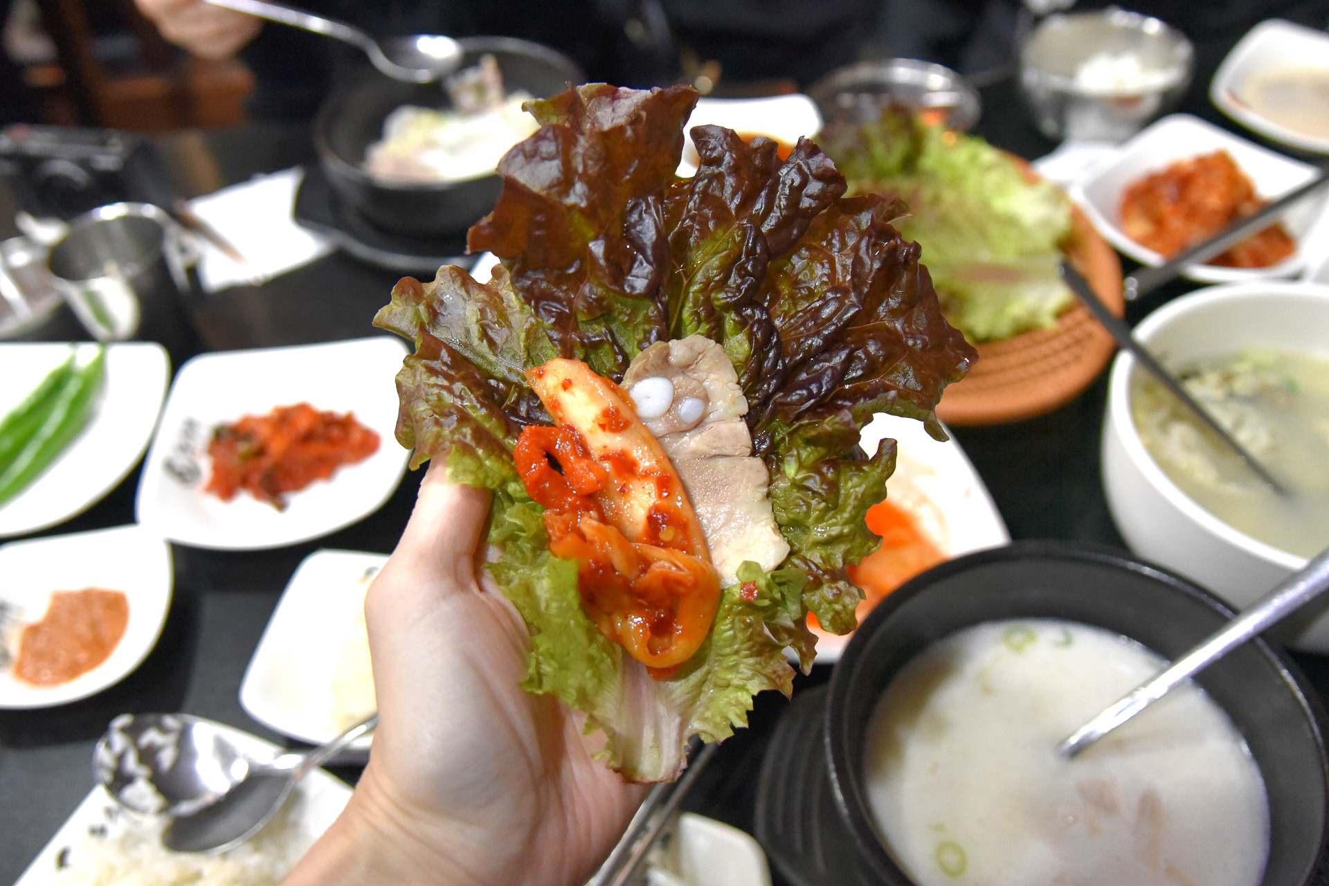 茹で上がったらサンチュにコチュや味噌などを巻いていただきます