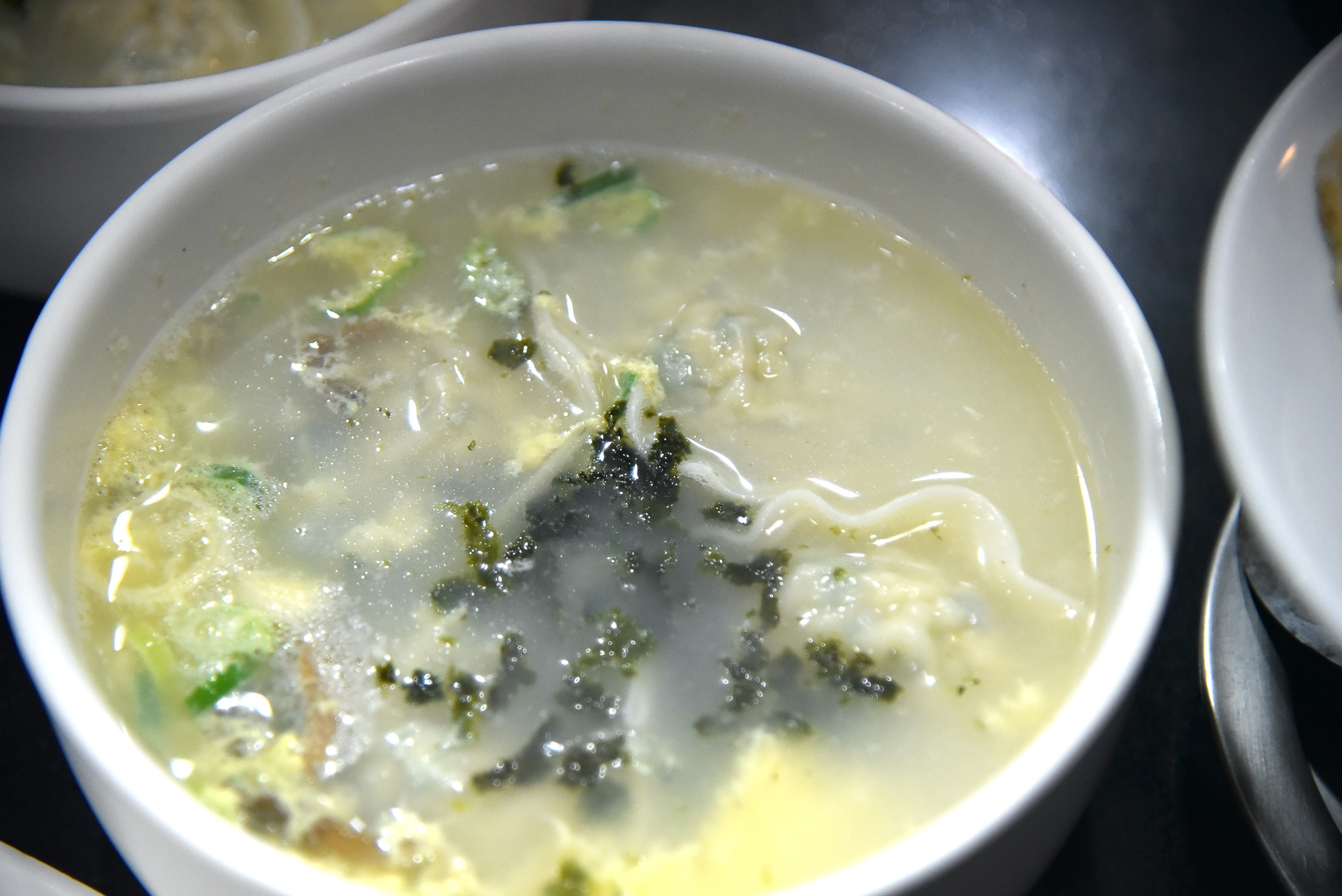 こぶし大の自家製餃子入りの「手作り餃子スープ」はかなりの美味しさ