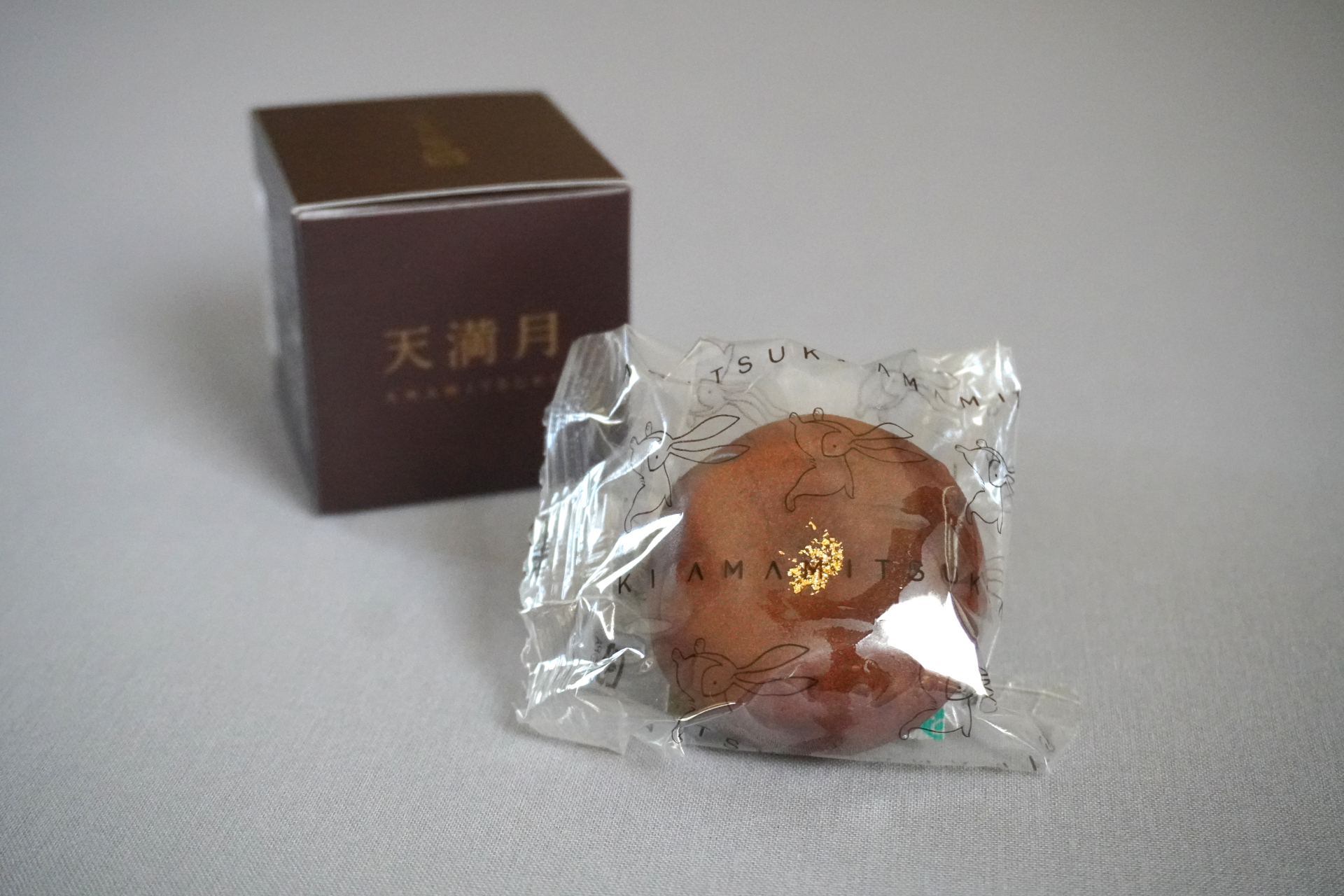 ウサギのモチーフが可愛らしいピロー包装。茨城土産の新定番として人気です