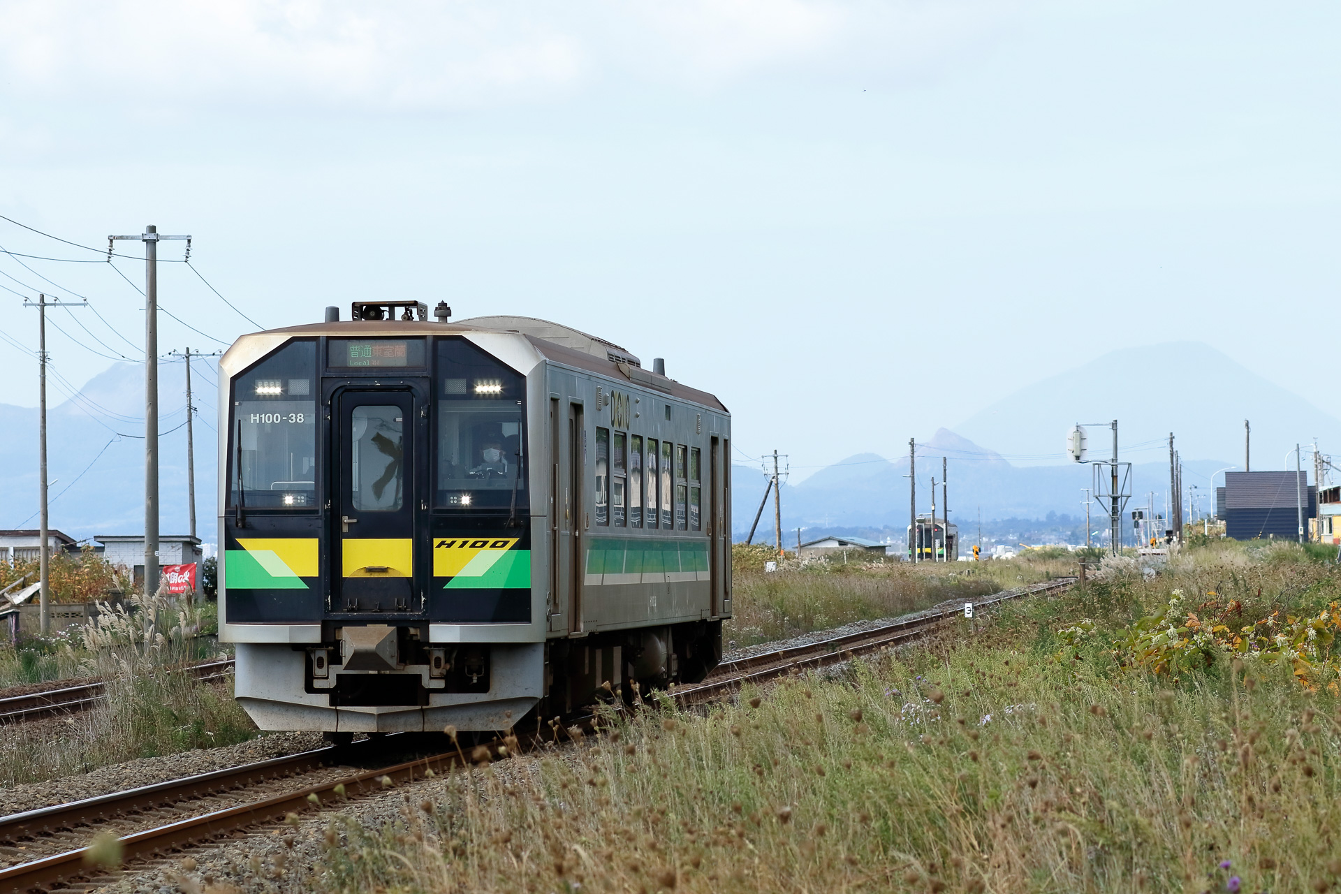 室蘭本線の黄金駅で。ここに発着する普通列車は1日に上下10本ずつだが、長万部まで行き来できる列車は下り4本、上り5本のみ
