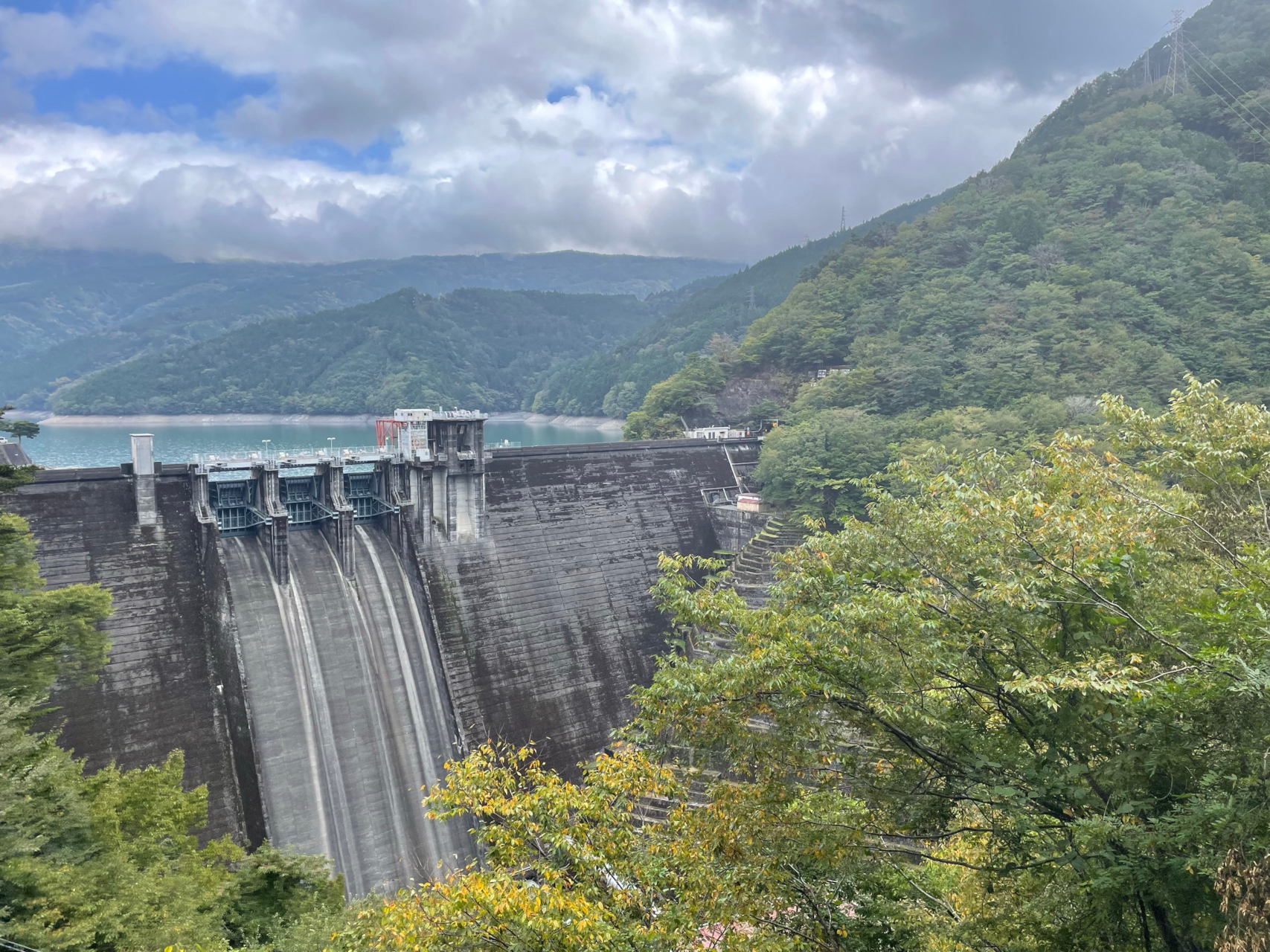 井川ダム（高さ104m、長さ243m）は、1957年に造られた日本初の中空重力式ダム。内部見学では電気の生産現場へ潜入。各家庭へどうやって電気が送られるのか、ダム本体と合わせて係員が解説
