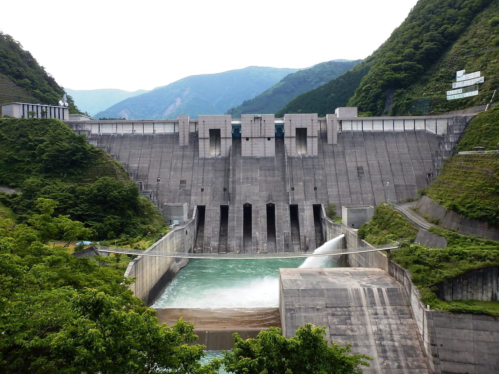 長島ダム（高さ109m、長さ308m）は、2002年に造られた重力式コンクリートダム。係員の案内で、普段は見られない内部の構造や大井川唯一の多目的ダムとしての役割を学べる