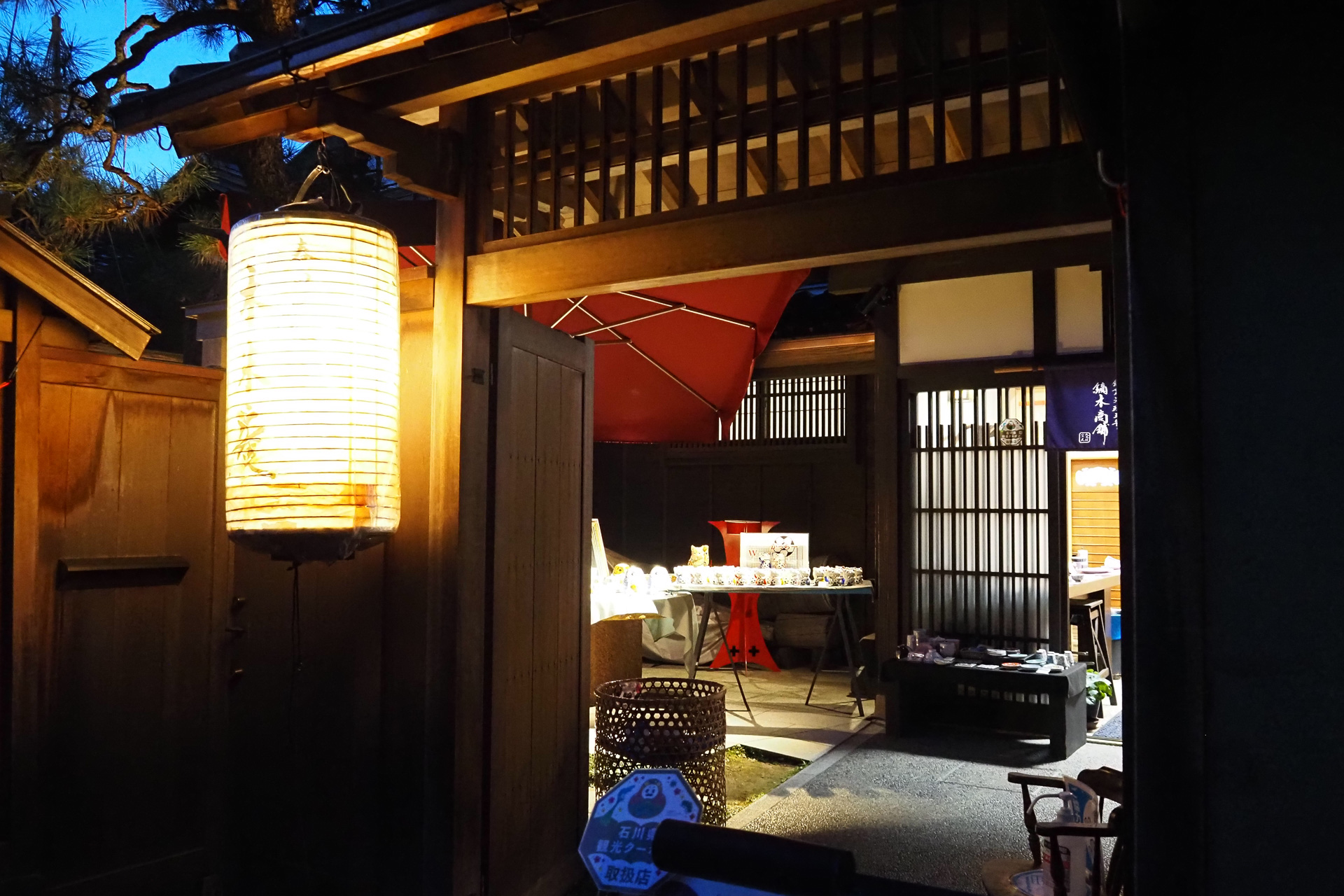 ステッカーは店の入り口またはレジ横に掲示されていることが多かった