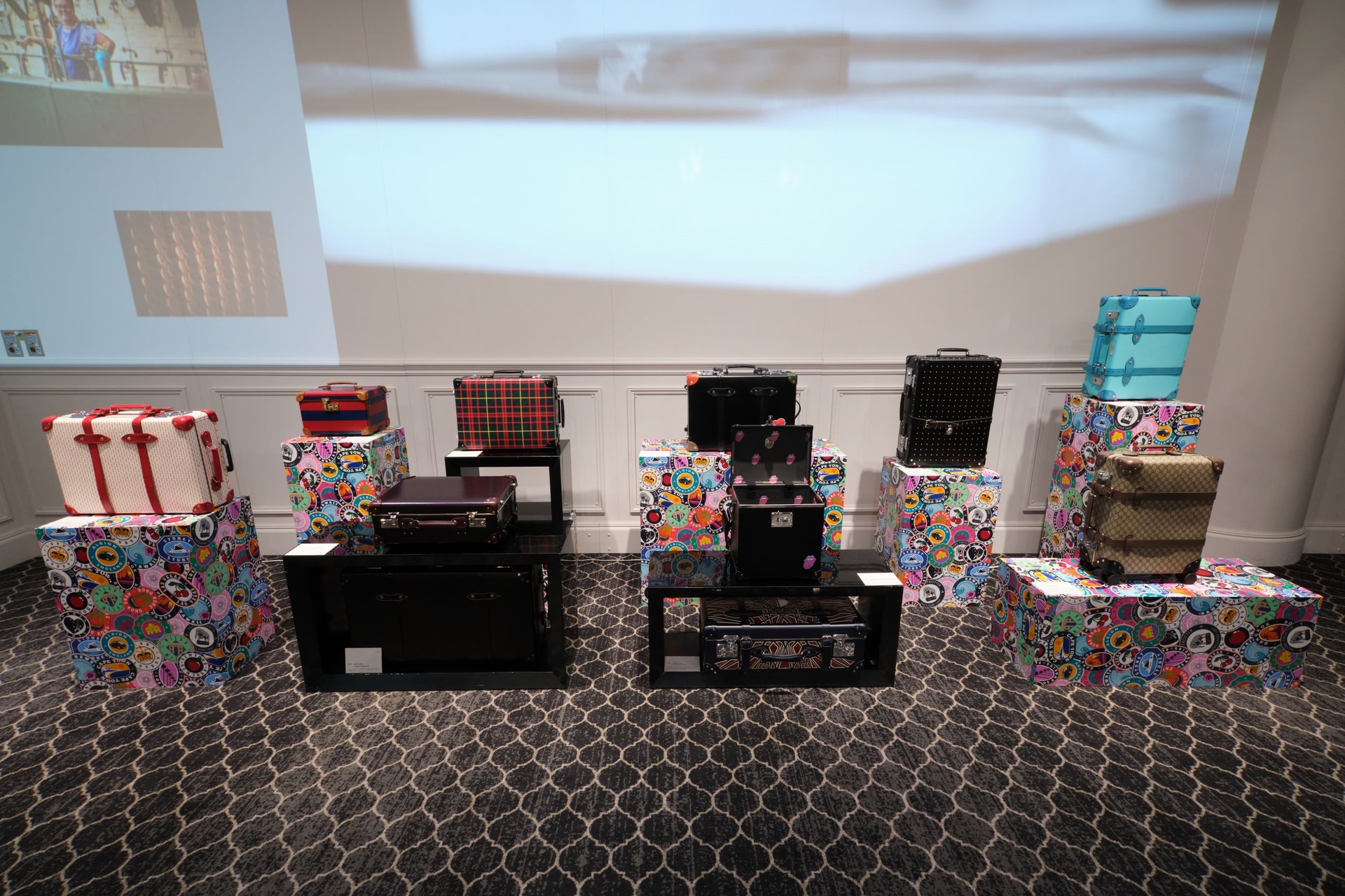 エルメスやティファニーなどとのコラボレーション作品も展示