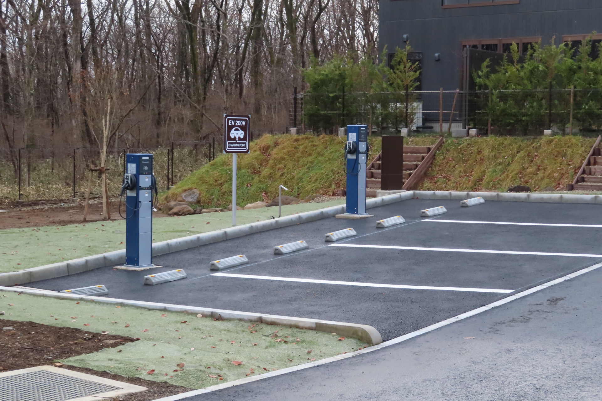 EV用の充電器も設置されている