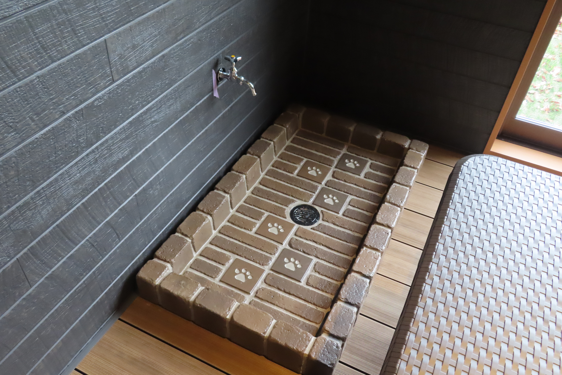 足洗い場やペット用の備品も用意されている