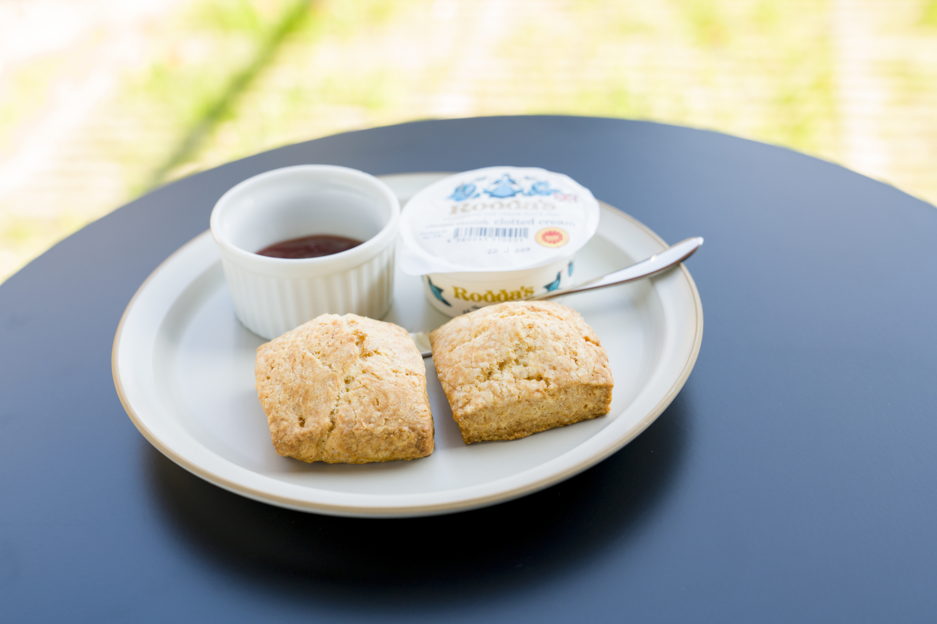 朝食は「スコーン」「ブレッド」「フレンチトースト」の3種類から選べる