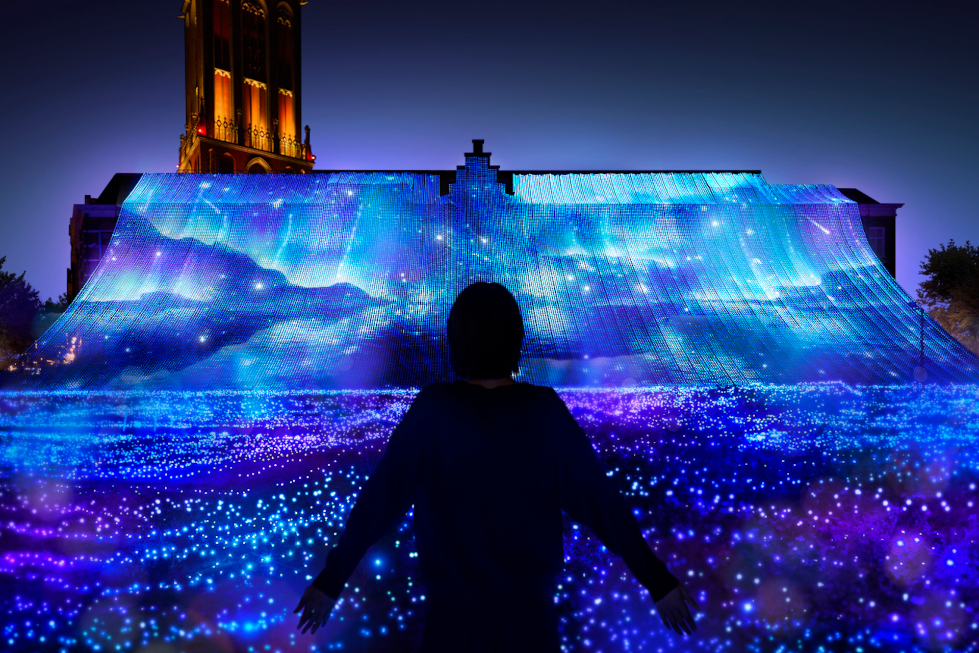 園内最大イルミネーション「アートガーデン」。幅66mの光の滝からがオーロラが流れ落ちる