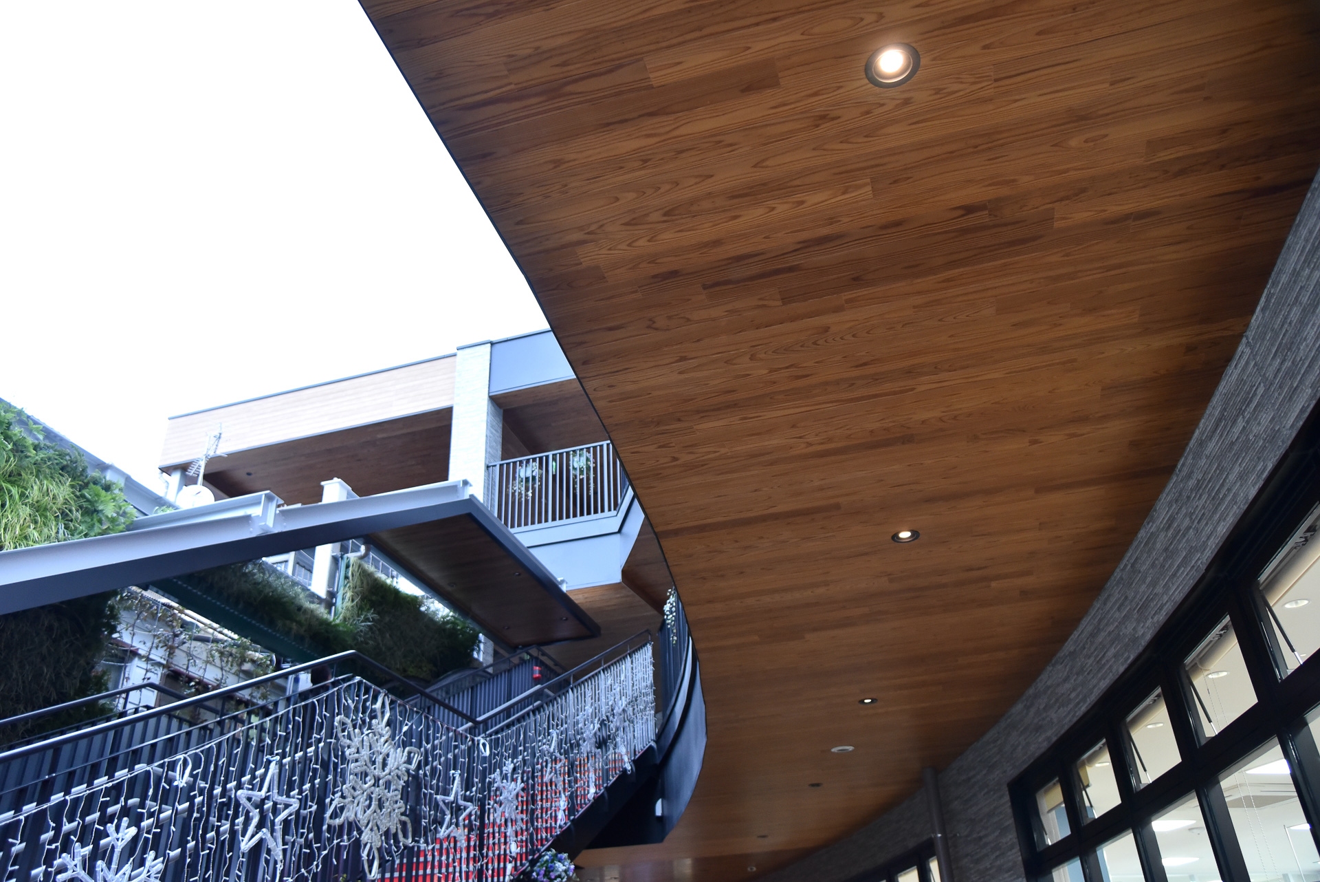 国産木材を軒天井に活用したデザインの「イオンタウン旗の台」