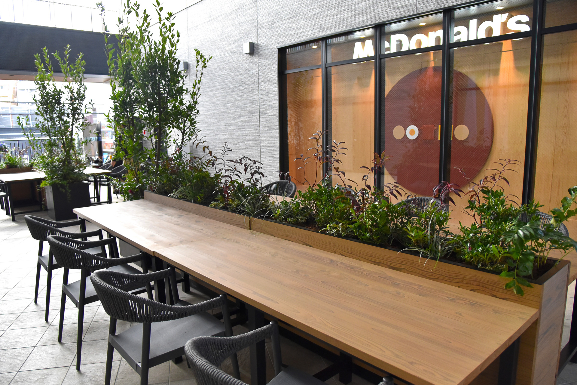 2階のテラスなどにはちょっとしたテーブルとチェアも、気分転換にぴったり