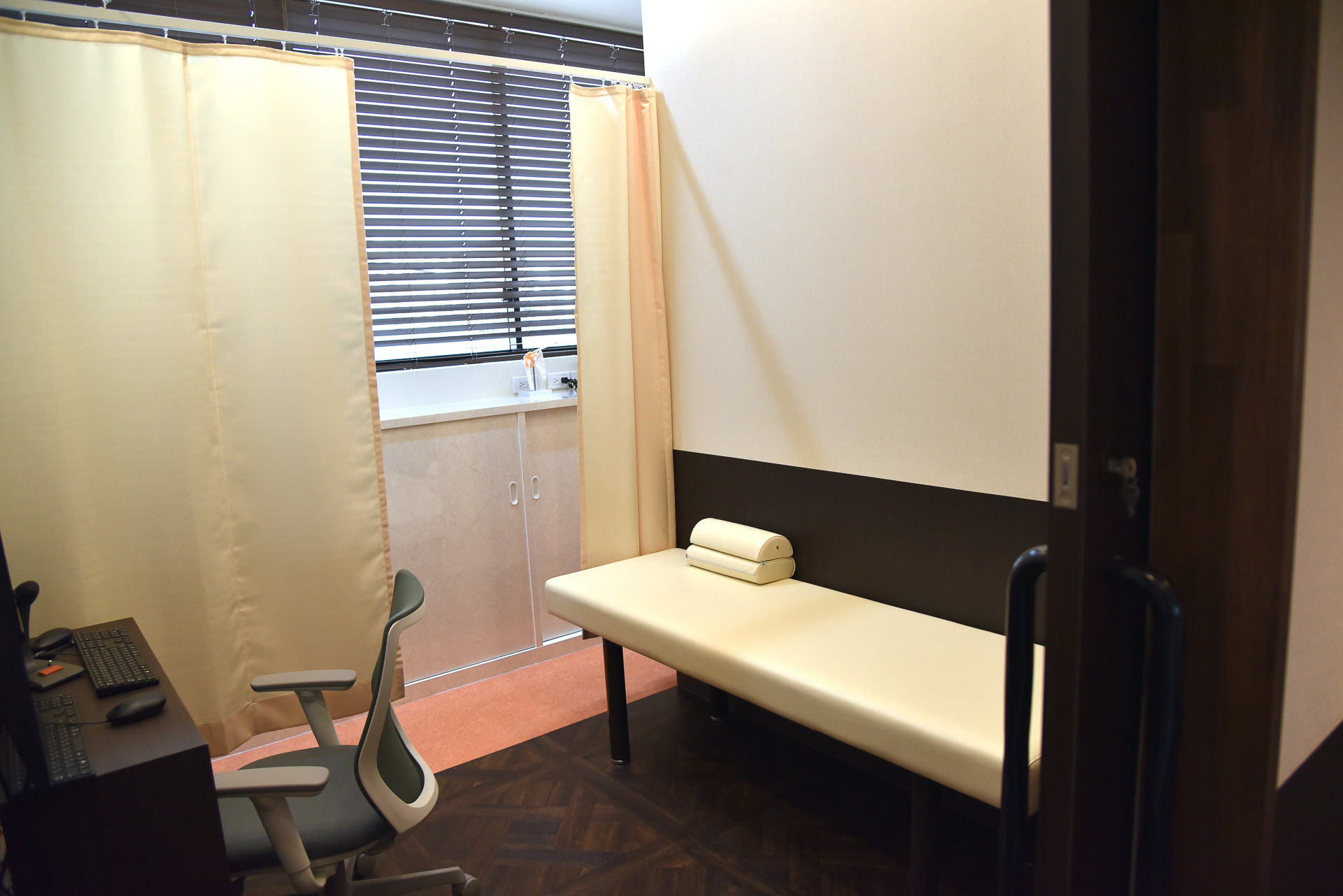 広々とした館内には診察室が複数、駅前環境を活かし短い時間で確実に診察できる設備が整う