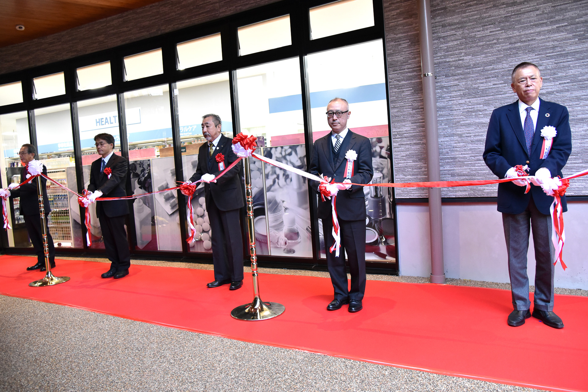 地権者や品川区商店街連合会、施設に出展する企業の代表者らがテープカットに参加