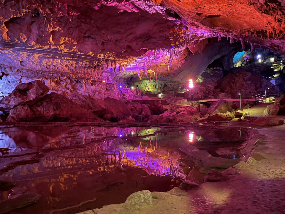 山口県の名勝「秋芳洞」で冬季ライトアップ。七色の光と音響で幻想的に