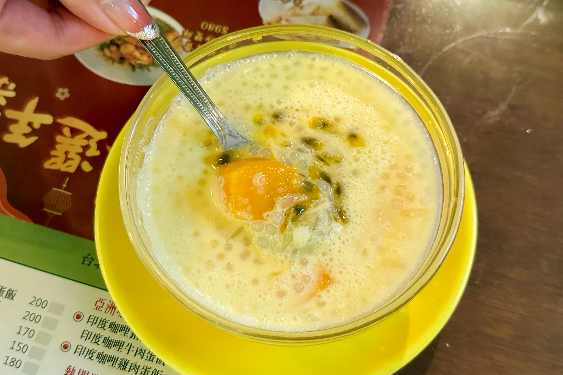 黒っぽい粒はパッションフルーツ