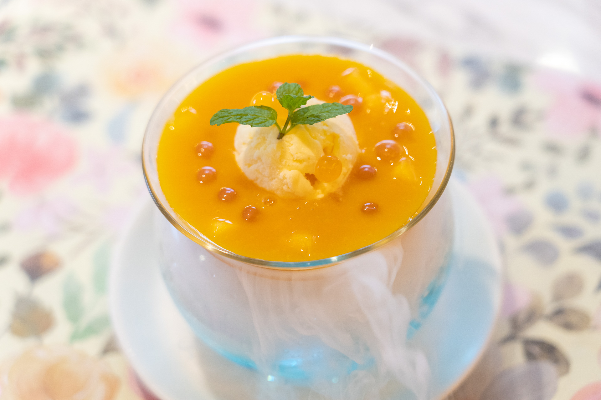 イクラのように見える粒はオリジナルのタピオカで、なかはもちろんマンゴー味