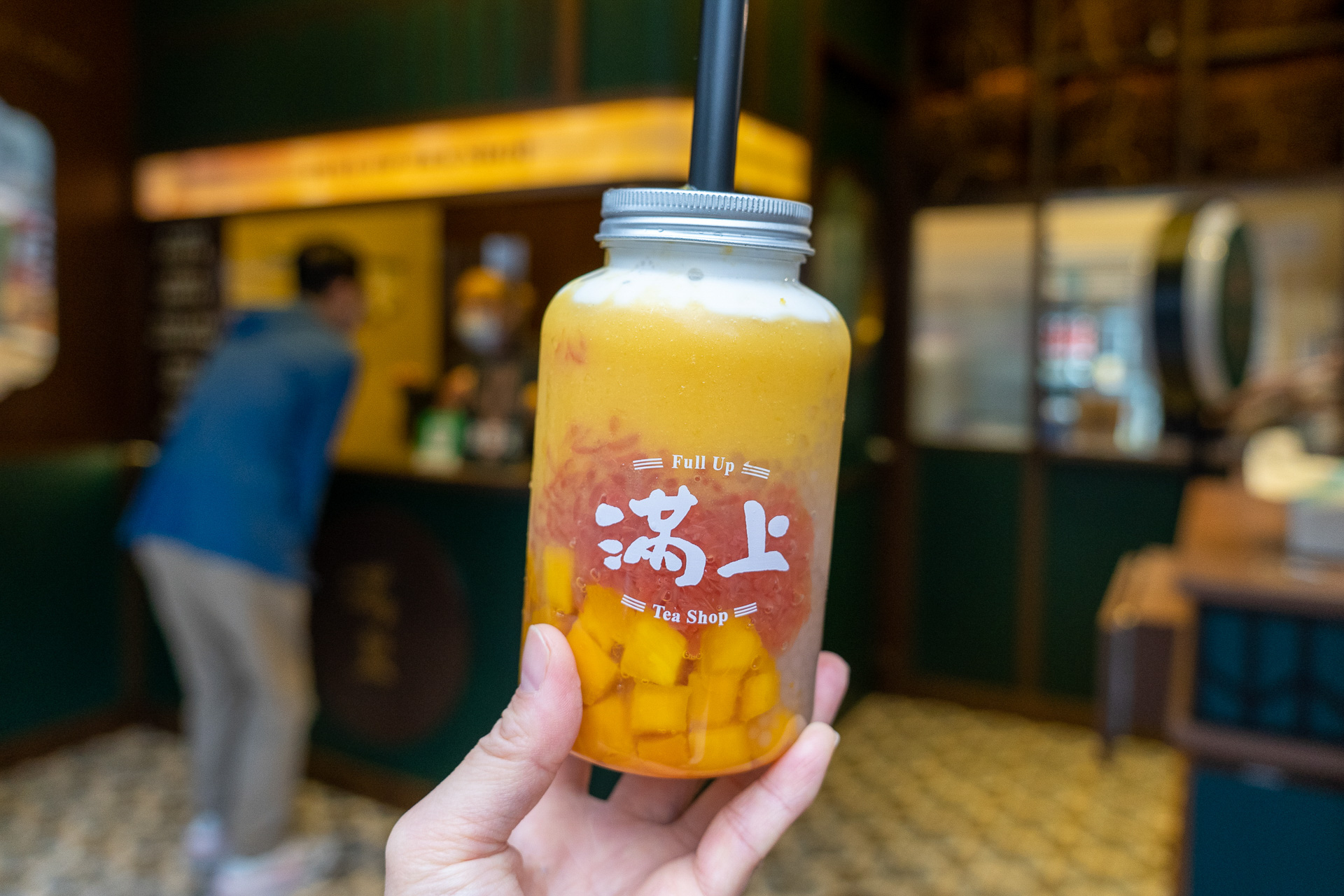 これぞインスタ映え楊枝甘露！　マンゴーはソルベになっていてこれがまたひんやり美味しいのです。ドリンクスタンドの楊枝甘露はレイヤーの美しさを愛でるのも1つの魅力だとか