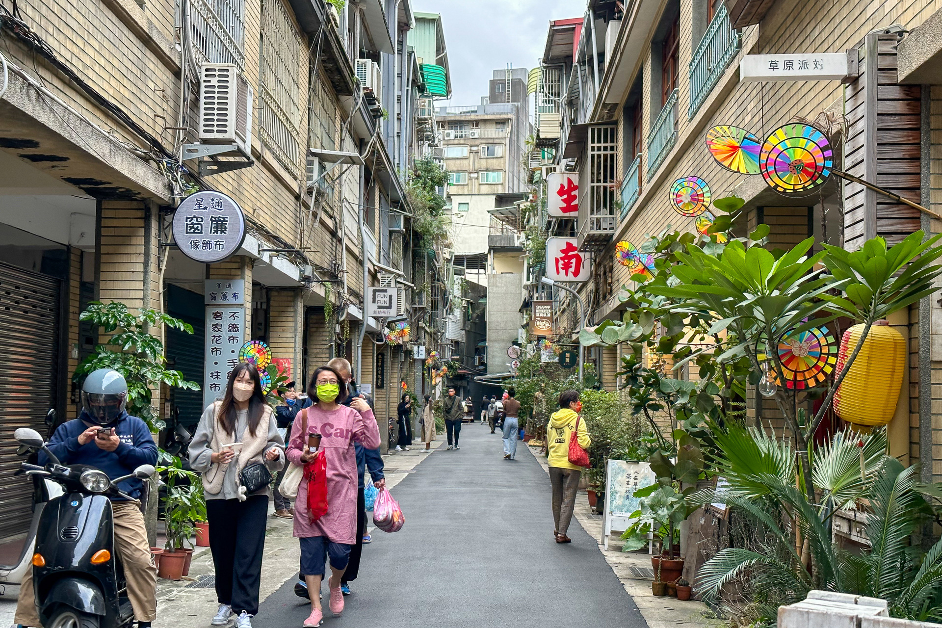 乾物や漢方薬、布などの問屋が建ち並ぶ「迪化街」をぶらり