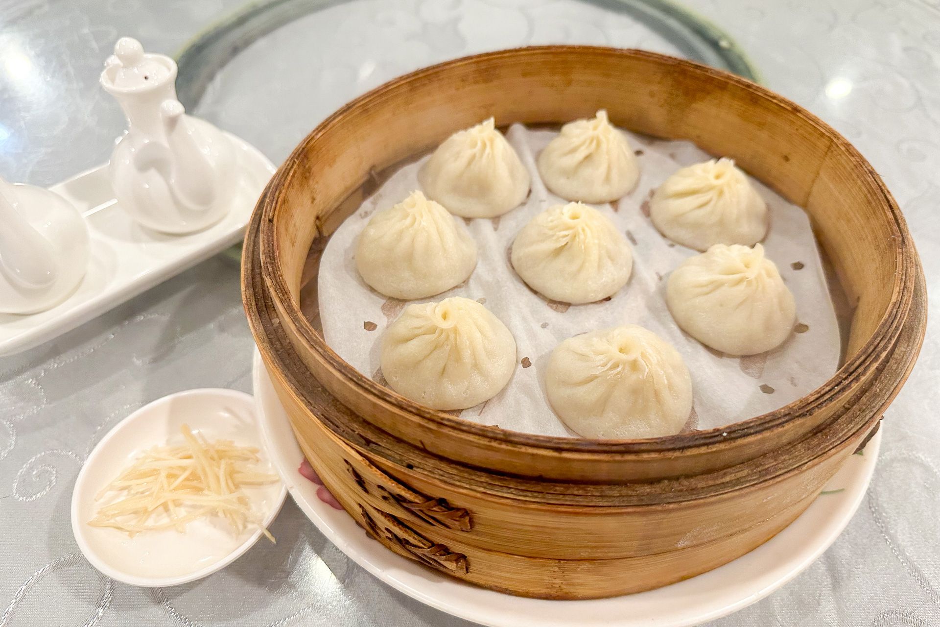 夜はホテル周辺のレストランで小籠包。帰りは定番の足つぼマッサージへ