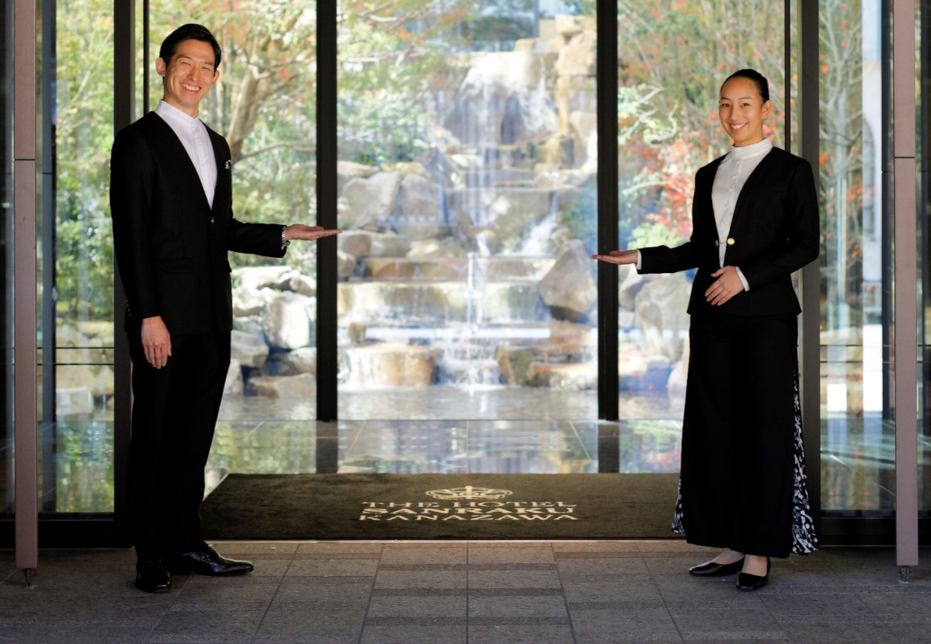 ホテル中央には6段の滝が流れる約120坪の中庭を配置。客室やダイニングからも四季の移ろいを楽しめる