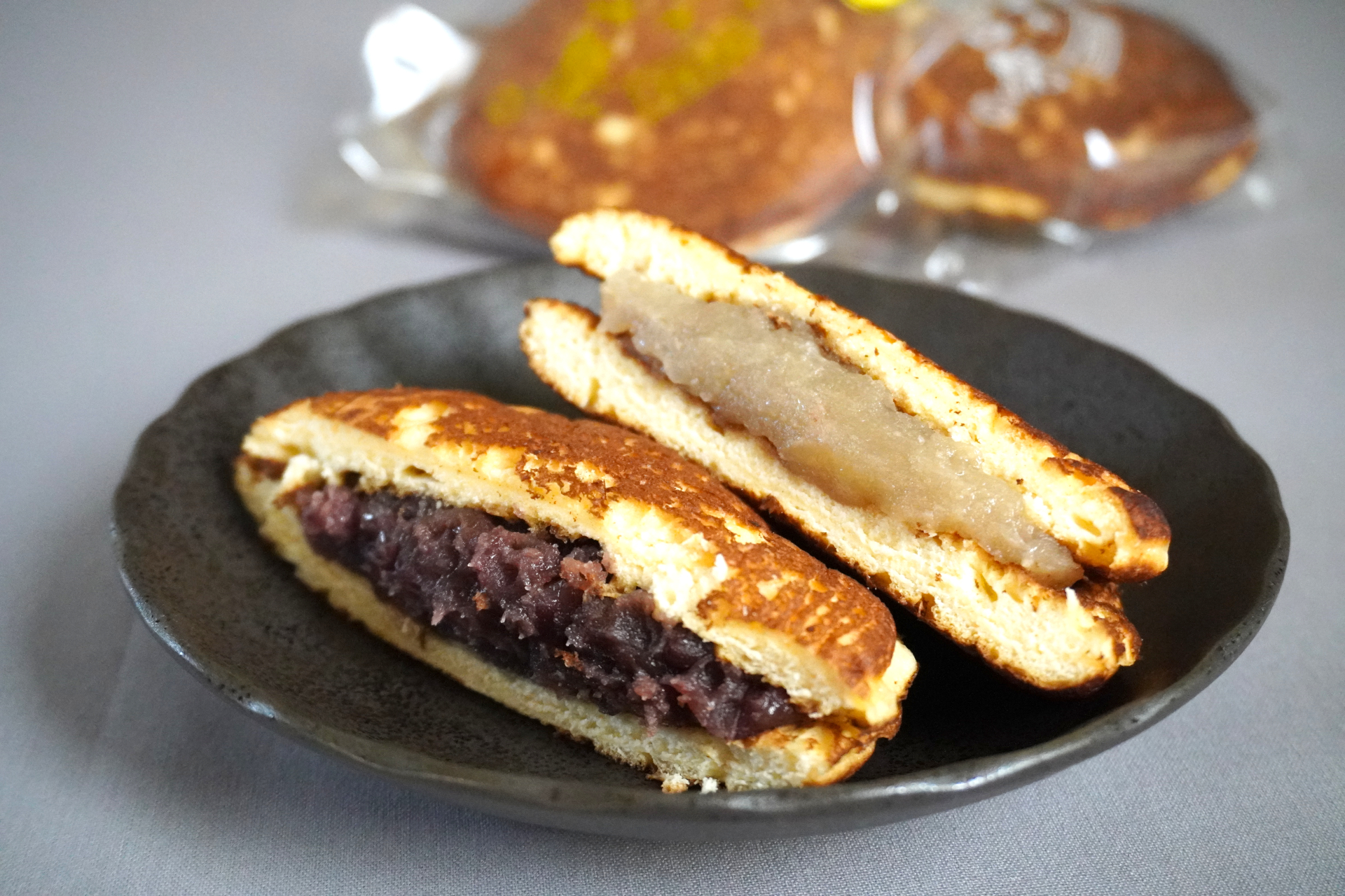 東京どら焼き御三家の1つ「亀十」。定番の黒あんとさっぱりした甘さの白あん2種類あり、どちらも粒あんです