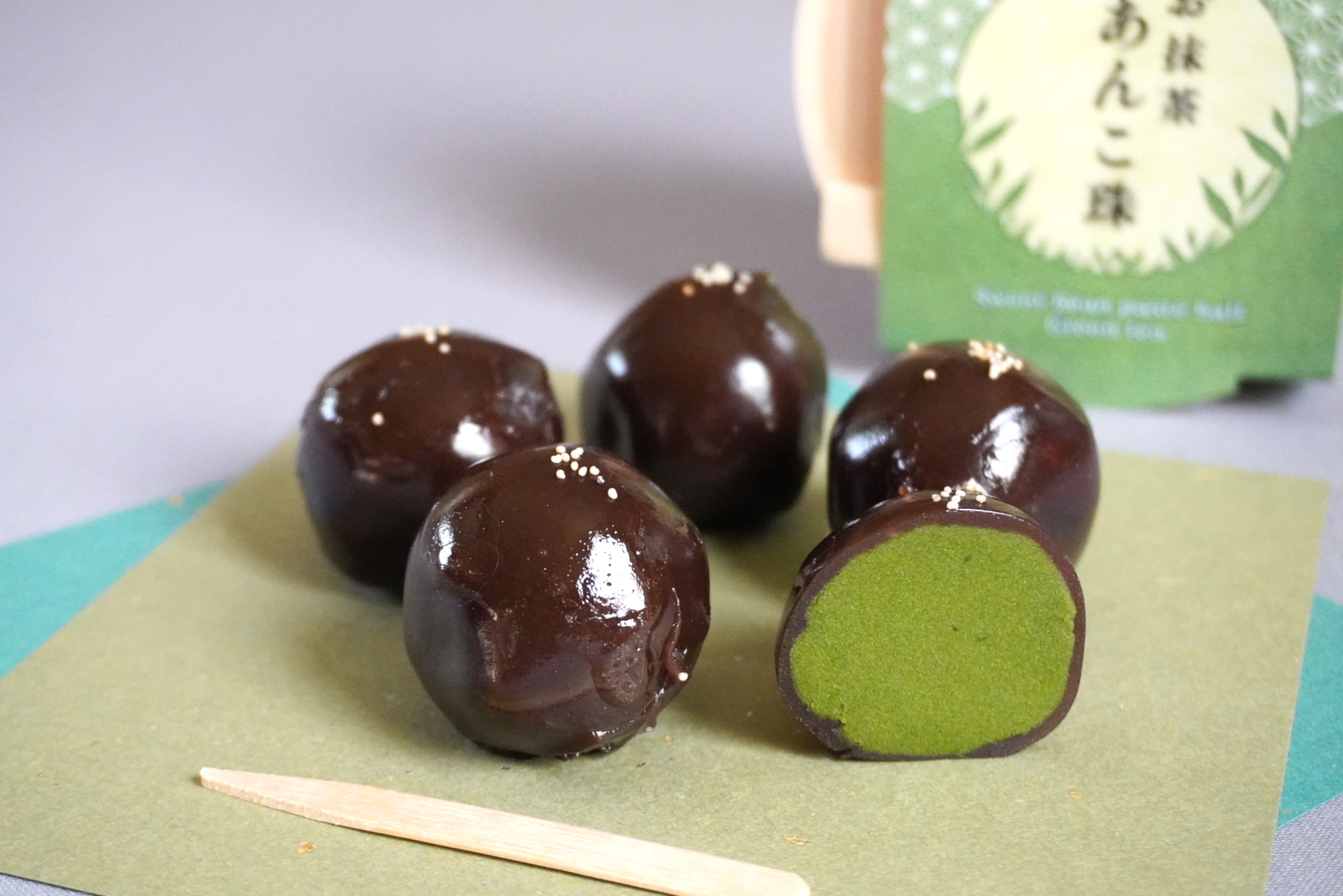 まるで抹茶を食べているかのような「お抹茶 あんこ珠」。さらに深い緑色をした「お濃茶 あんこ珠」もあります