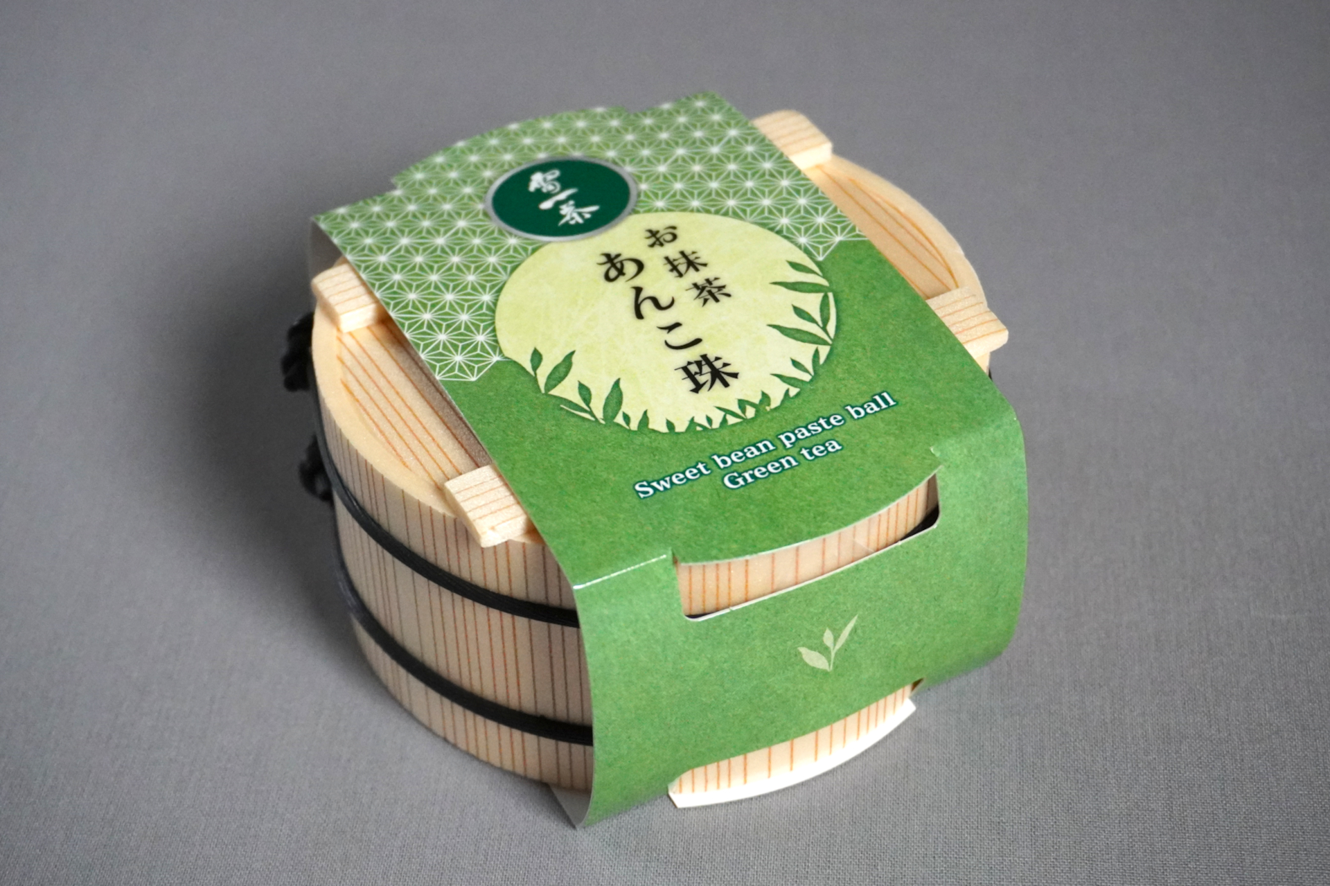 木桶風の容器に5つ入り。常温保存できますが、素材の風味をより味わえるよう冷凍で売られています。自然解凍後は冷えた状態でいただくのがオススメ