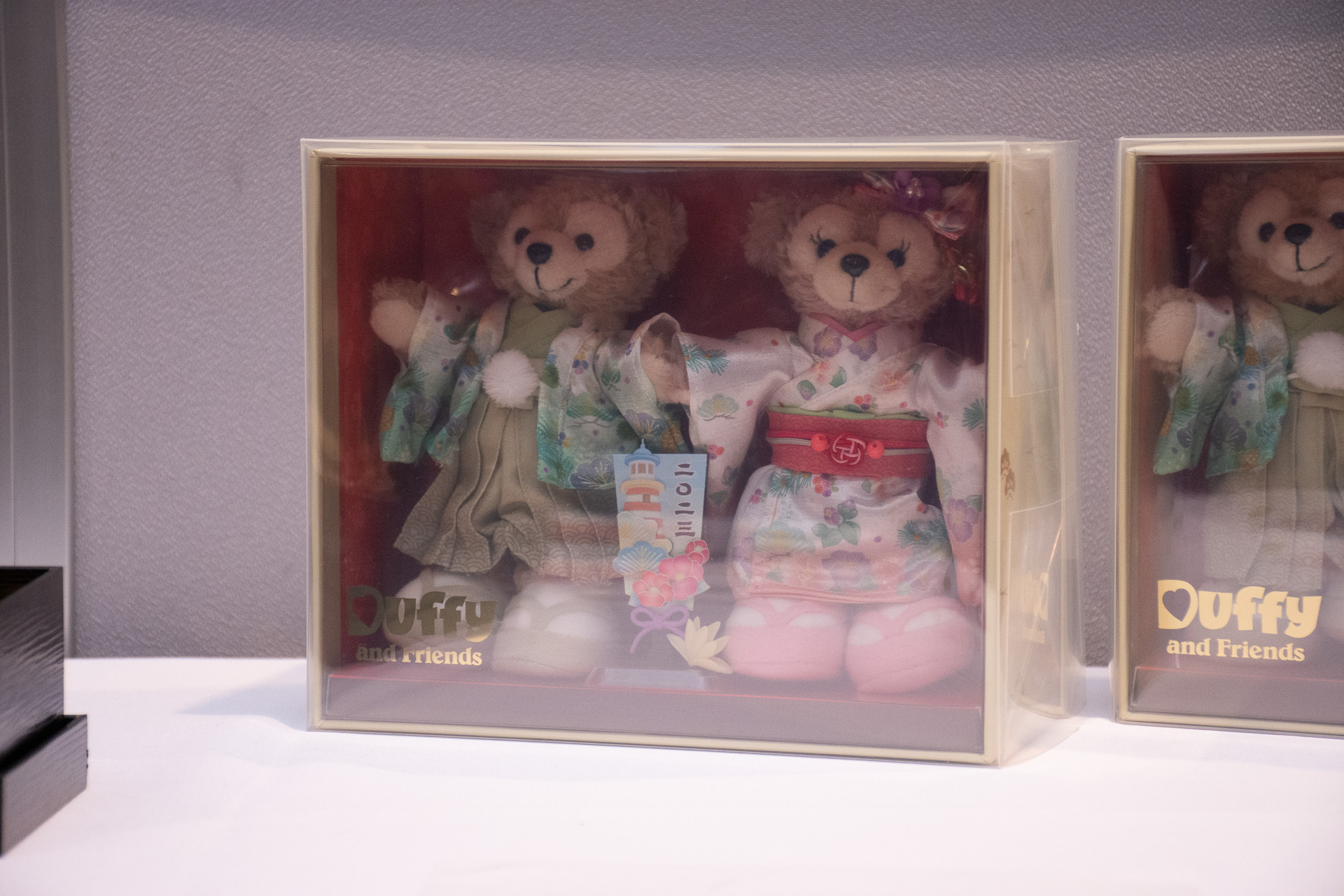 JALがオフィシャルパートナーを務める東京ディズニーリゾートの40周年を記念したダッフィーとシェリーメイのコレクションドールとパークの招待券を抽選でプレゼントした