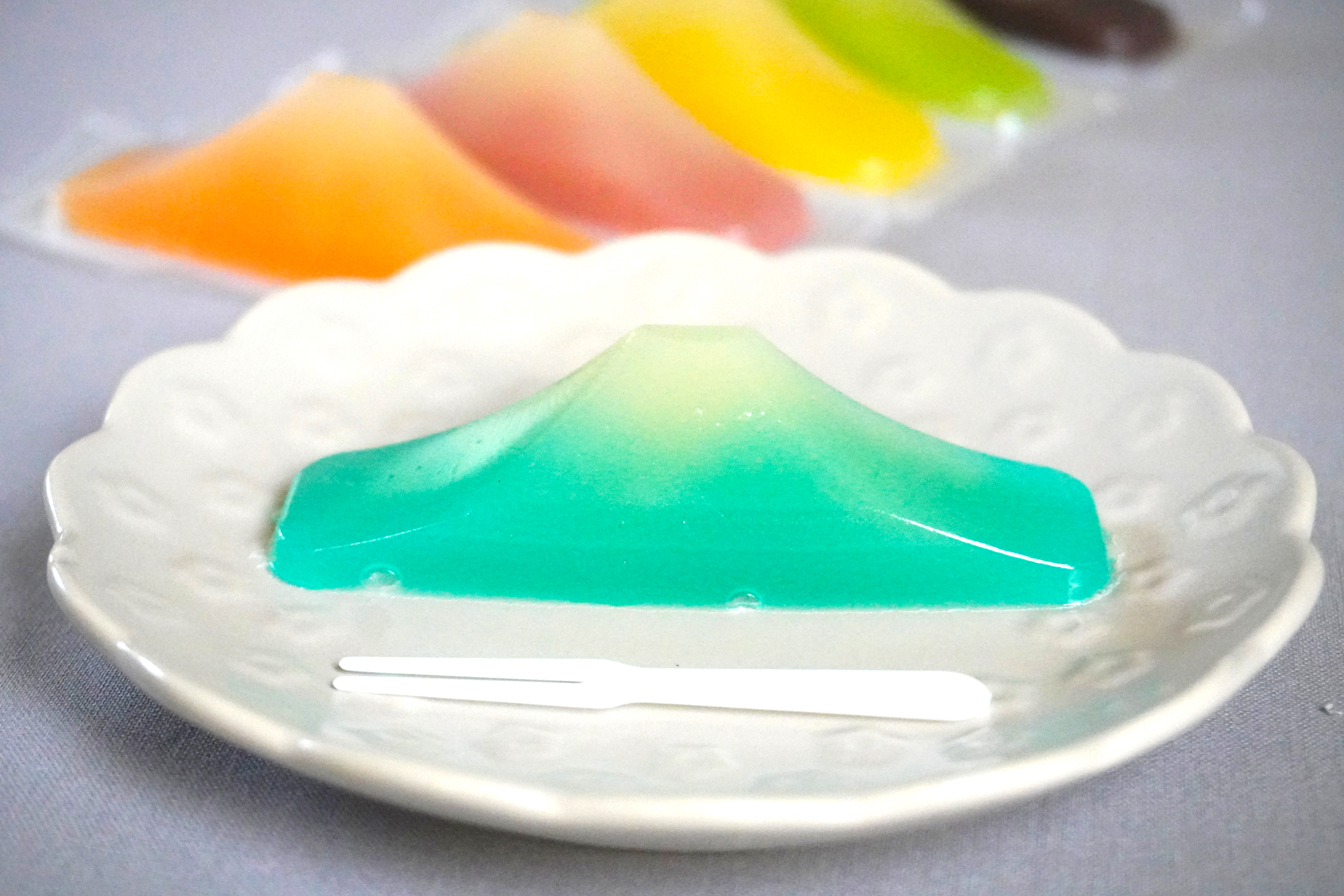 冬の冠雪や芽吹きの春、夕焼けで染まる赤富士にゴツゴツとした溶岩流の山肌など、富士山の多彩な表情がうかがえます