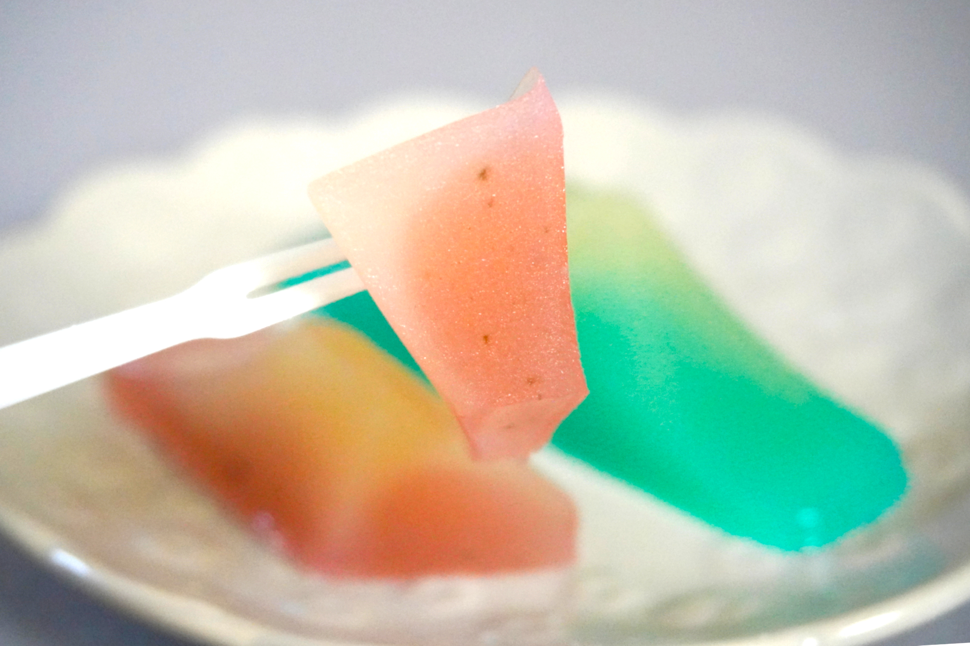 優しい甘さが印象的。容器からツルっと取り出して、お皿に移せます