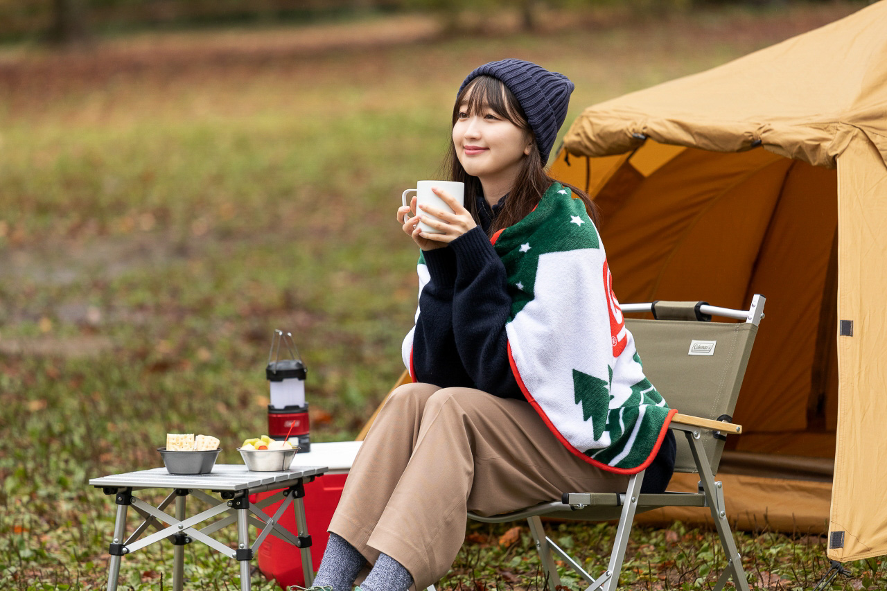 森のなかでのキャンプシーンを描いたブランケット