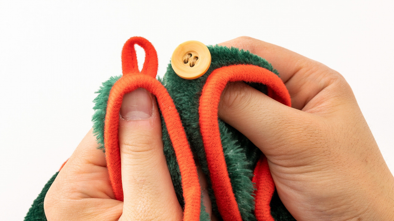 着脱しやすいベルトループとボタン付き