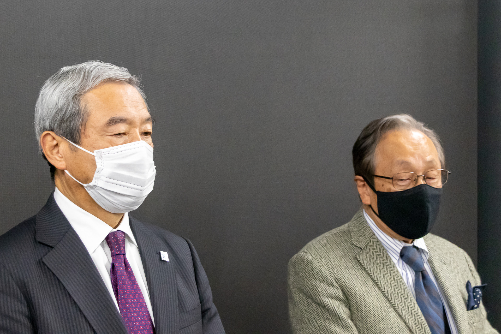 検討会の感想を述べ、質問に答える田村社長と山内委員長
