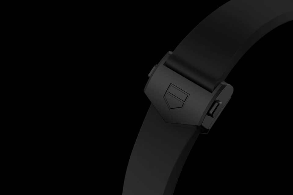 タグ・ホイヤー、オールブラックでチタン製のスマートウォッチ