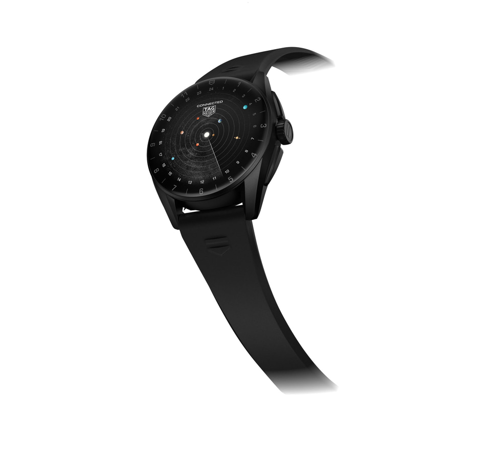 タグ・ホイヤー、オールブラックでチタン製のスマートウォッチ