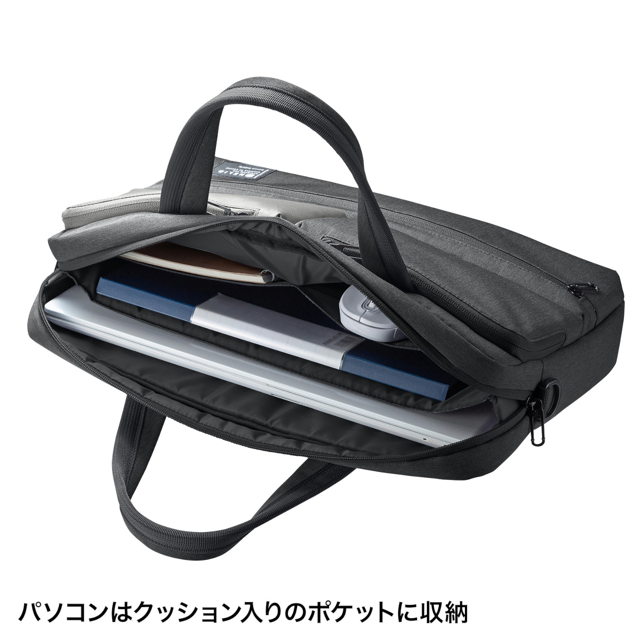 好評のグレーとネイビーに続く、新色ブラック。バッグ前面に3つのファスナー付きポケットを装備