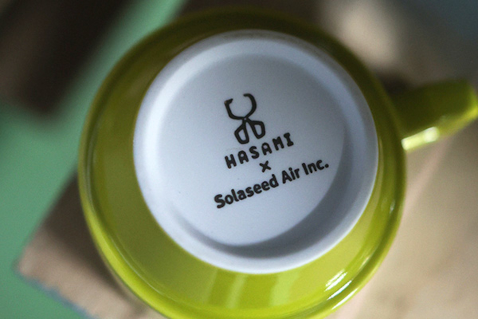 マルヒロを代表するブランド「HASAMI」とコラボした、ソラシドエアオリジナルカラーのマグカップ